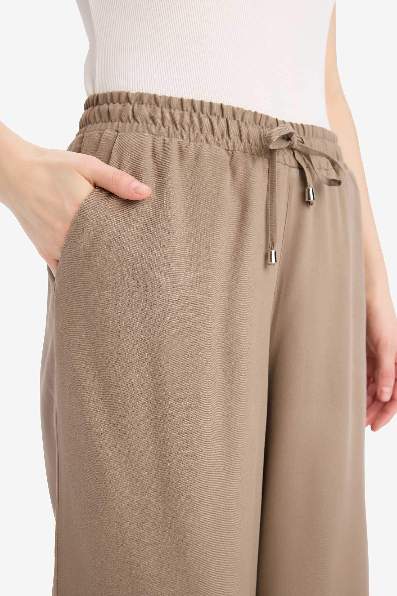 بنطلون كابري بالمندو بجيب وخصر عالي