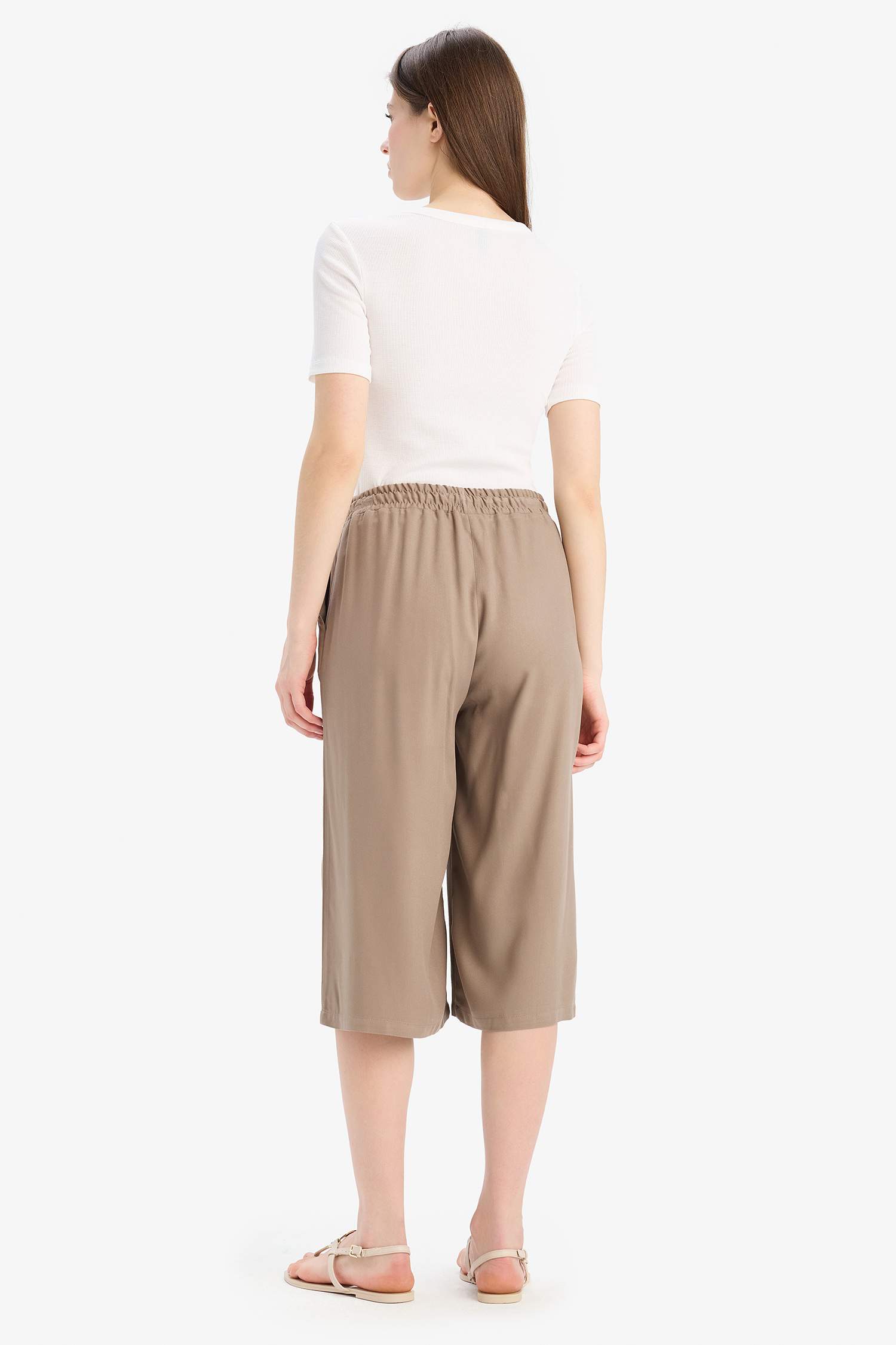 بنطلون كابري بالمندو بجيب وخصر عالي