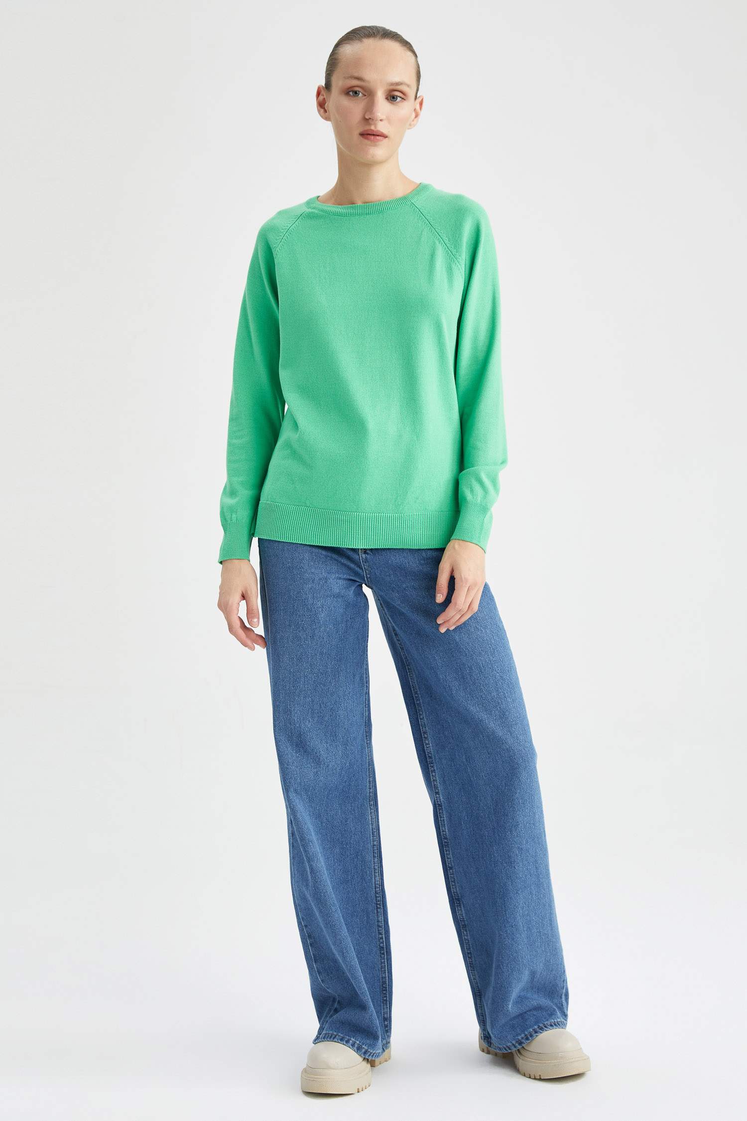 Пуловер свободного крою з круглим вирізом для жінок