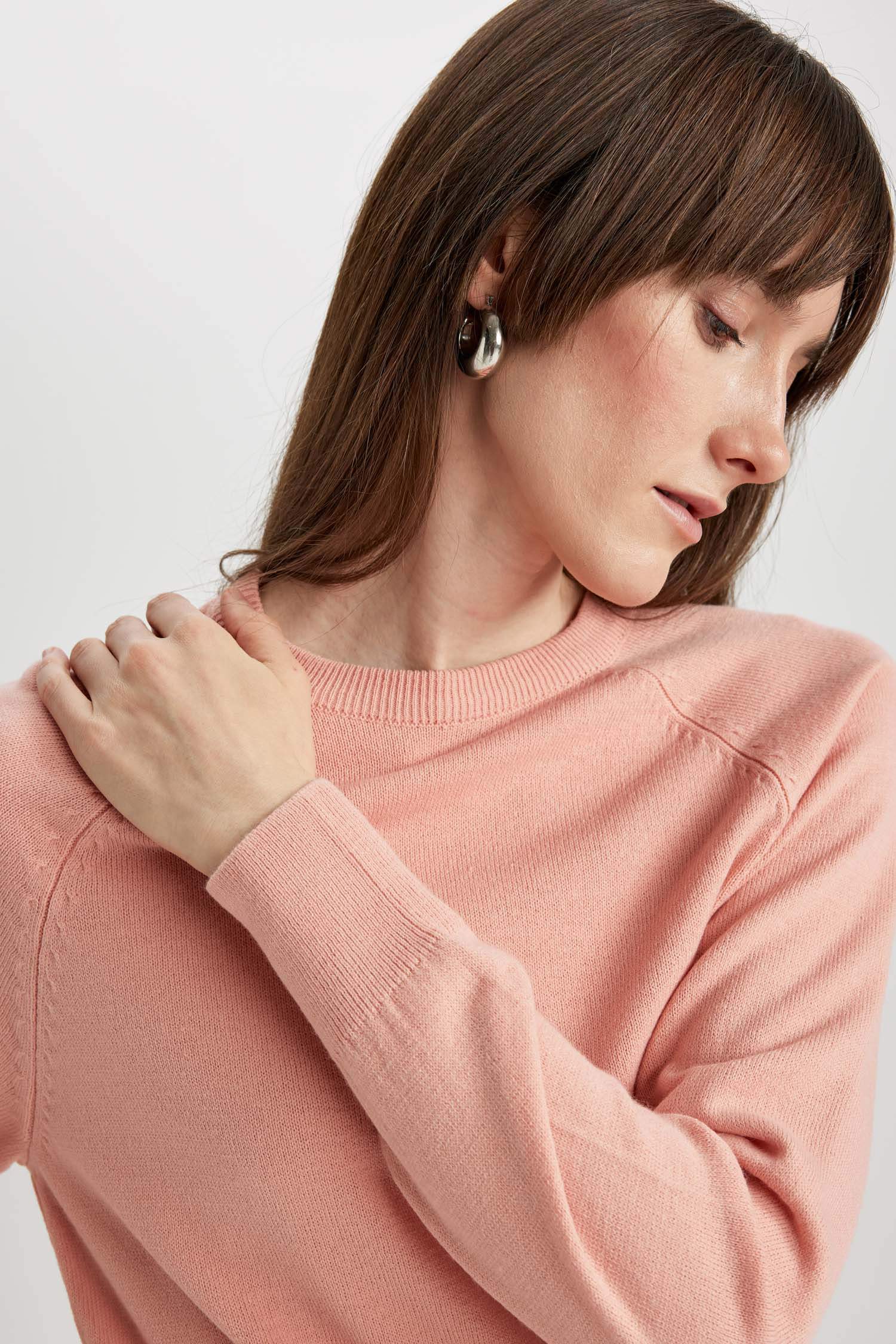 Пуловер стандартного кроя с круглым вырезом для женщин