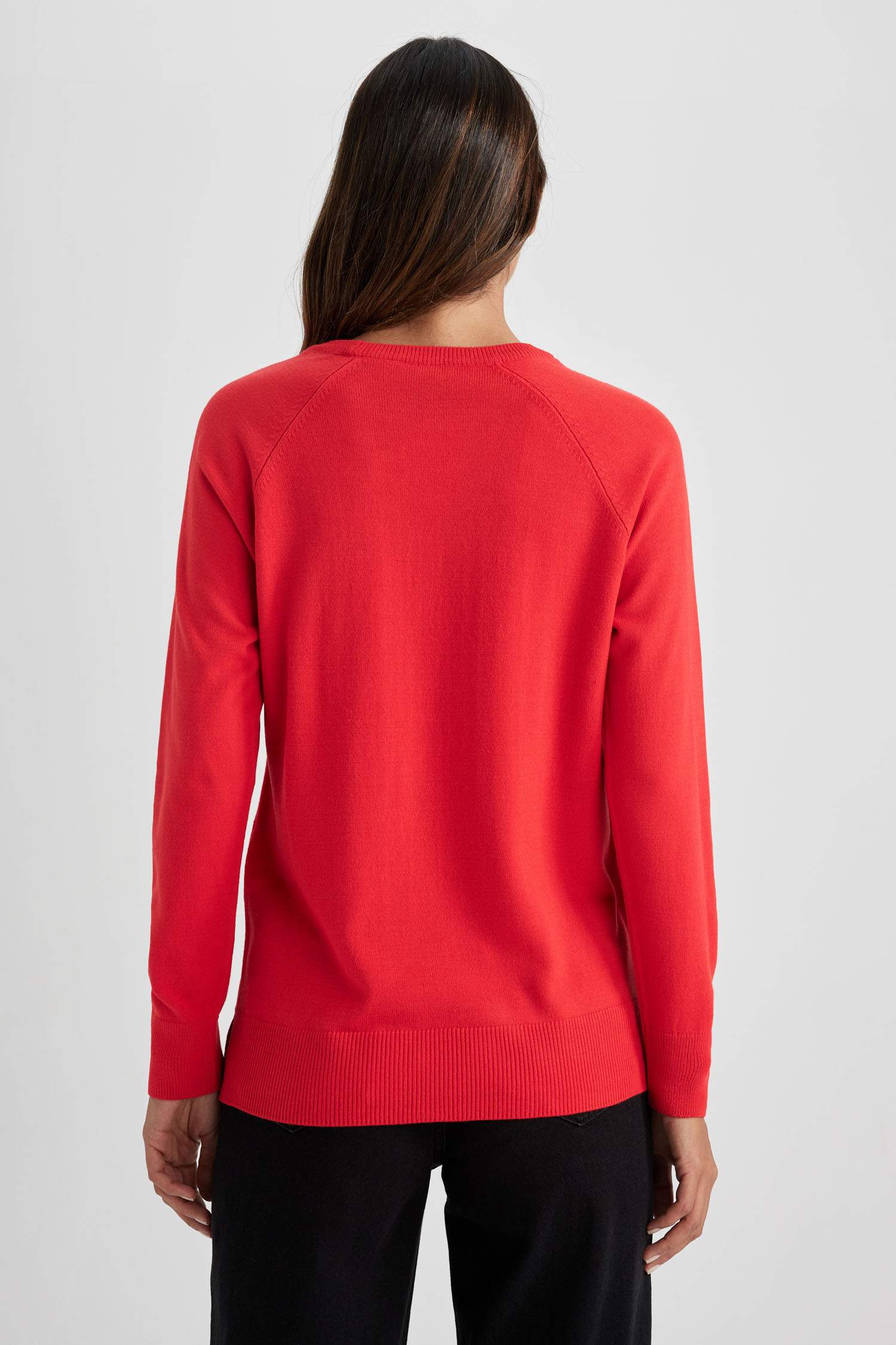 Пуловер стандартного кроя с круглым вырезом для женщин