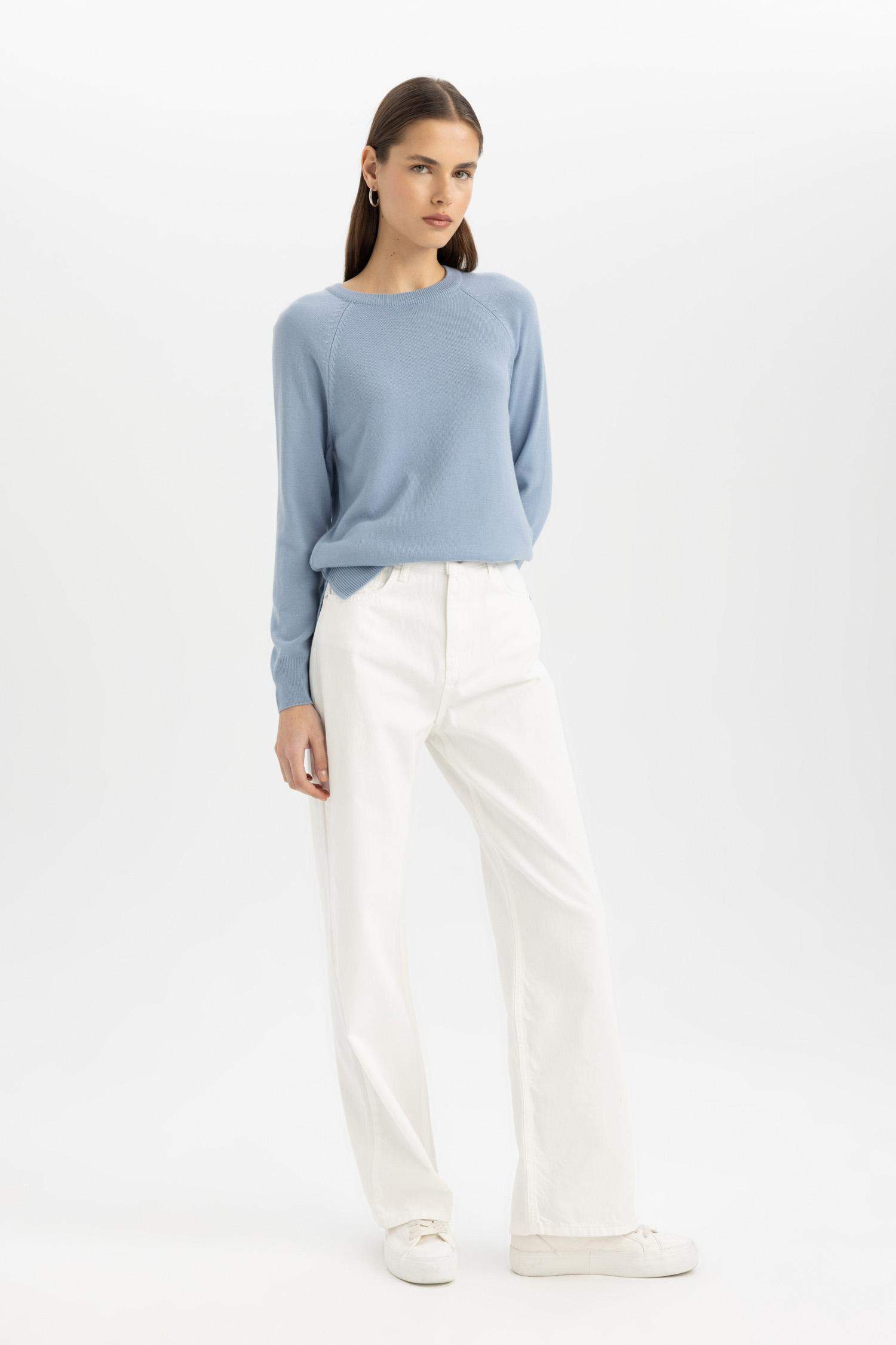 Свитер стандартного кроя с круглым вырезом