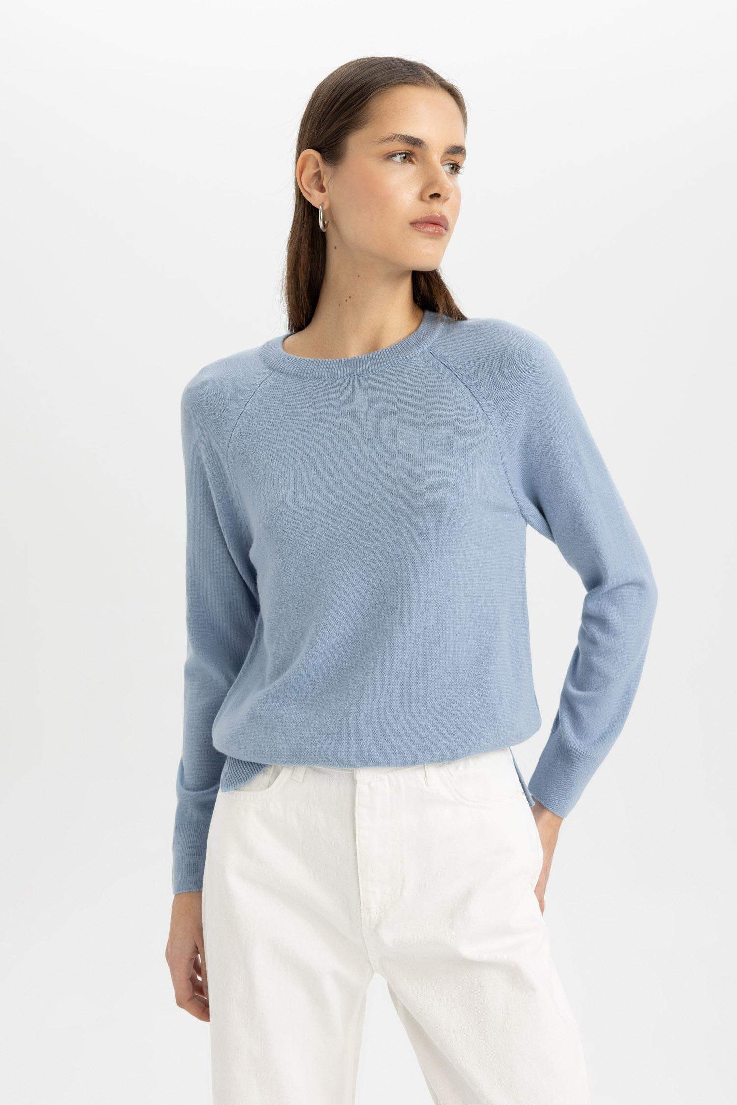 Свитер стандартного кроя с круглым вырезом