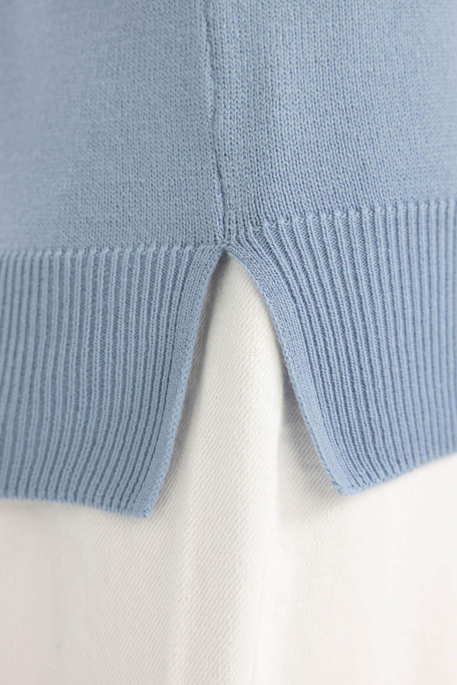 Свитер стандартного кроя с круглым вырезом