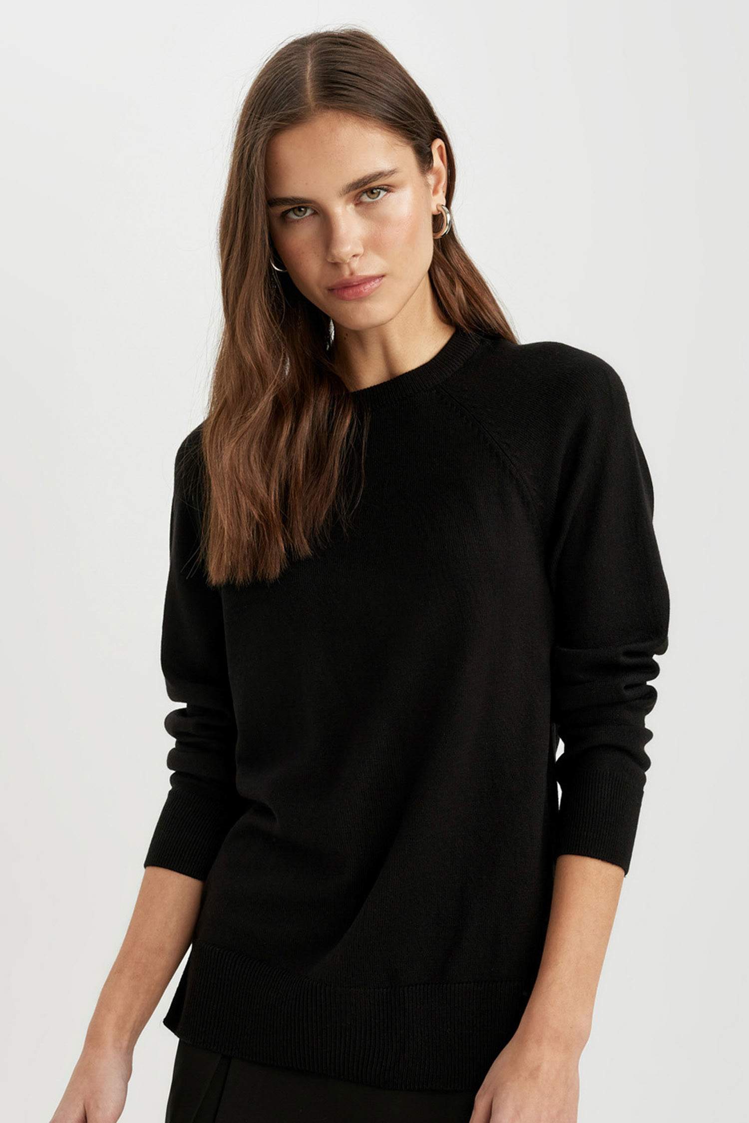 بلوز صوف اسود سادة قصة عادية بياخة مستديرة