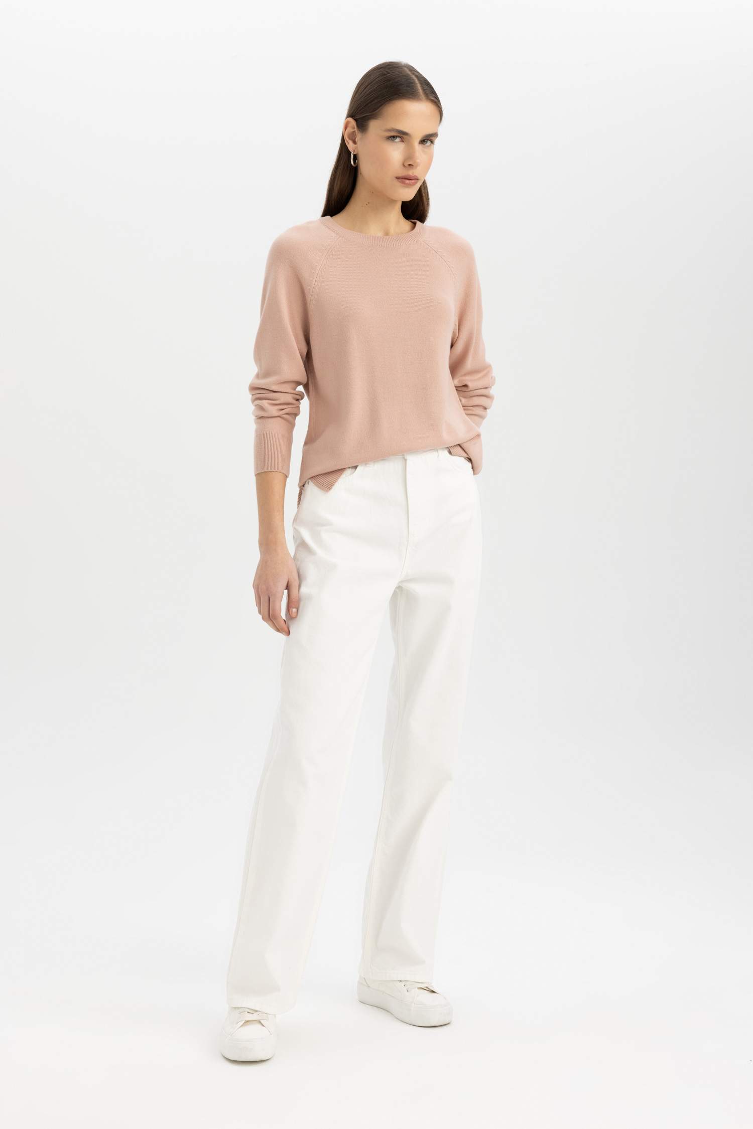 Свитер стандартного кроя с круглым вырезом