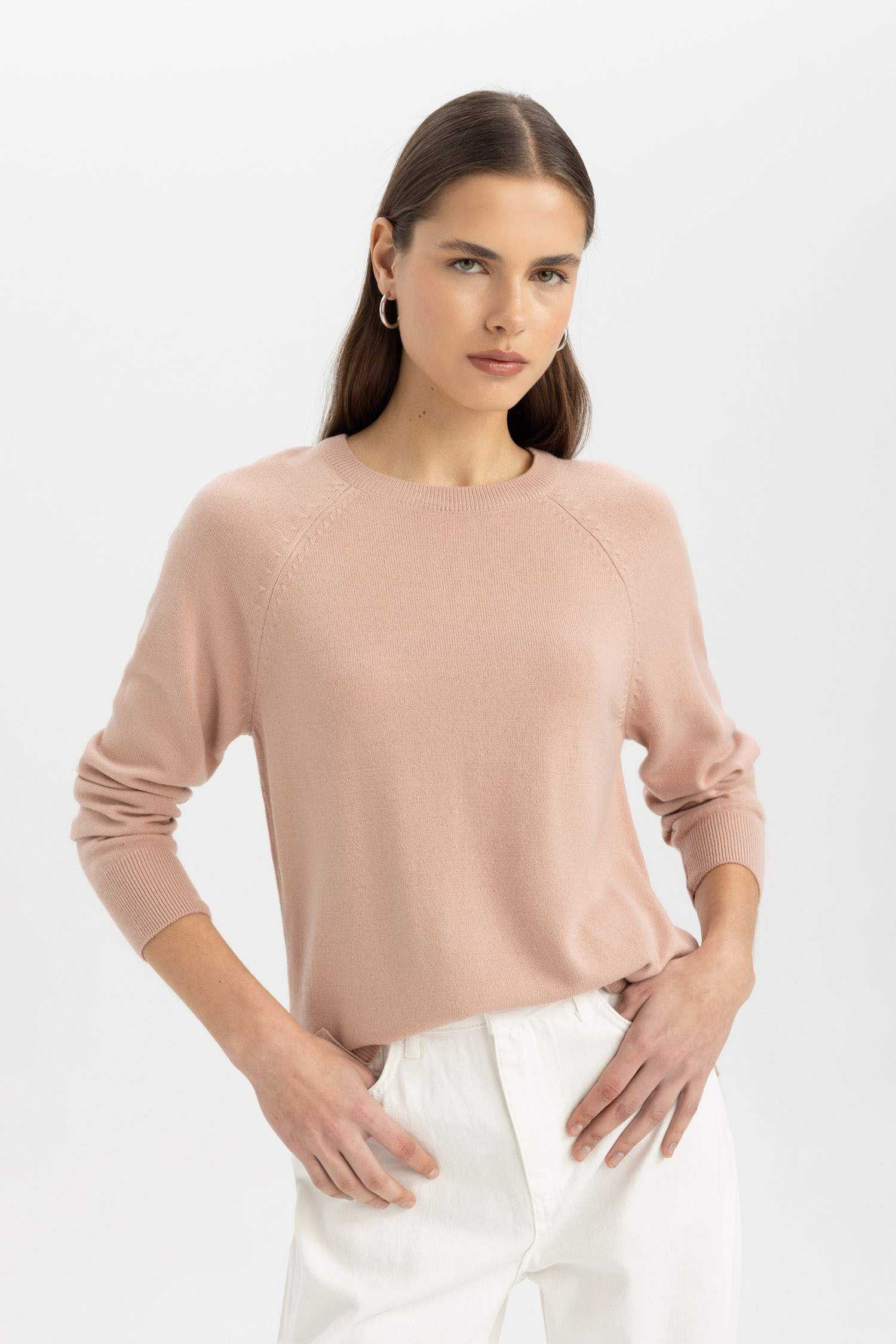 Свитер стандартного кроя с круглым вырезом