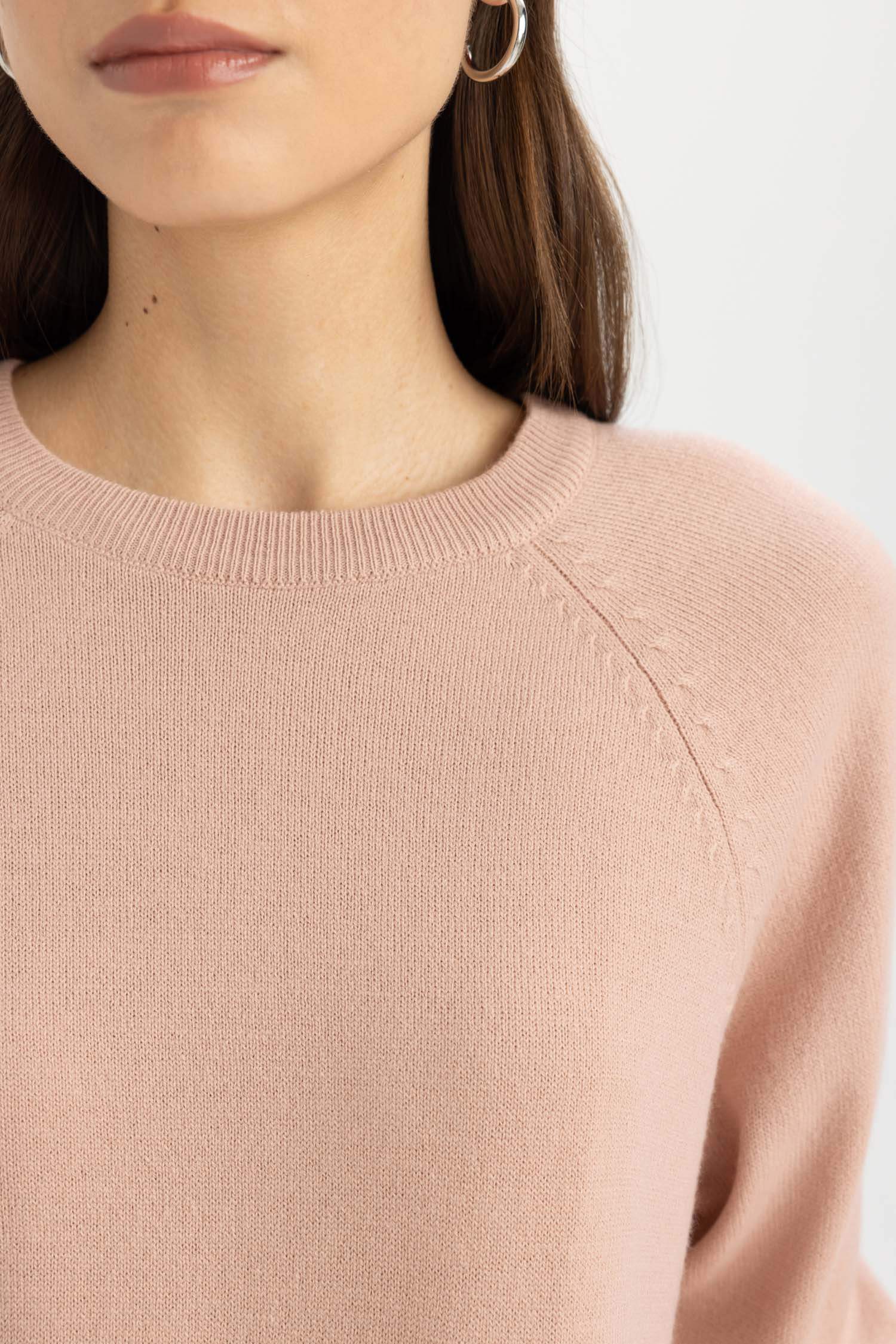 Свитер стандартного кроя с круглым вырезом