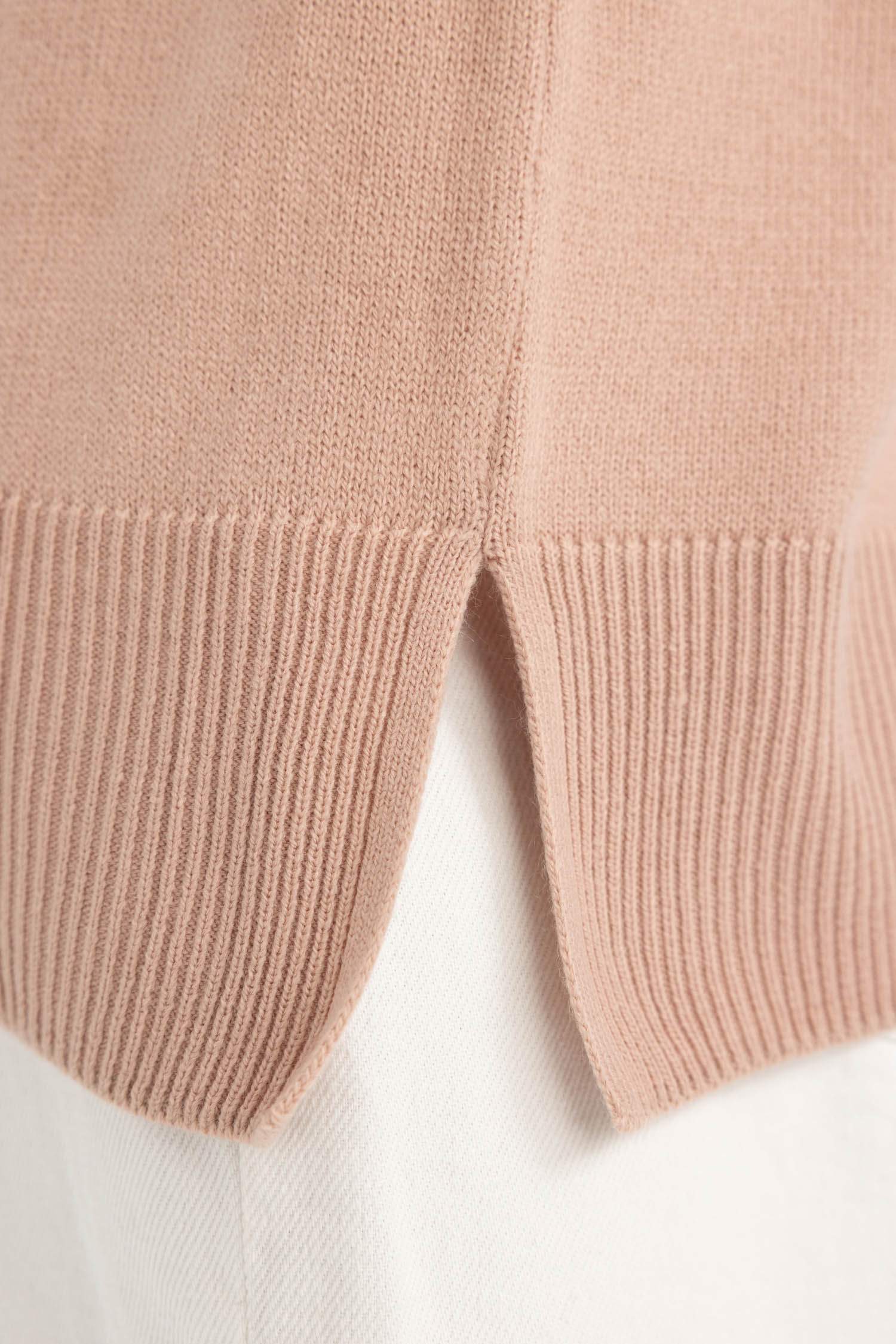 Свитер стандартного кроя с круглым вырезом