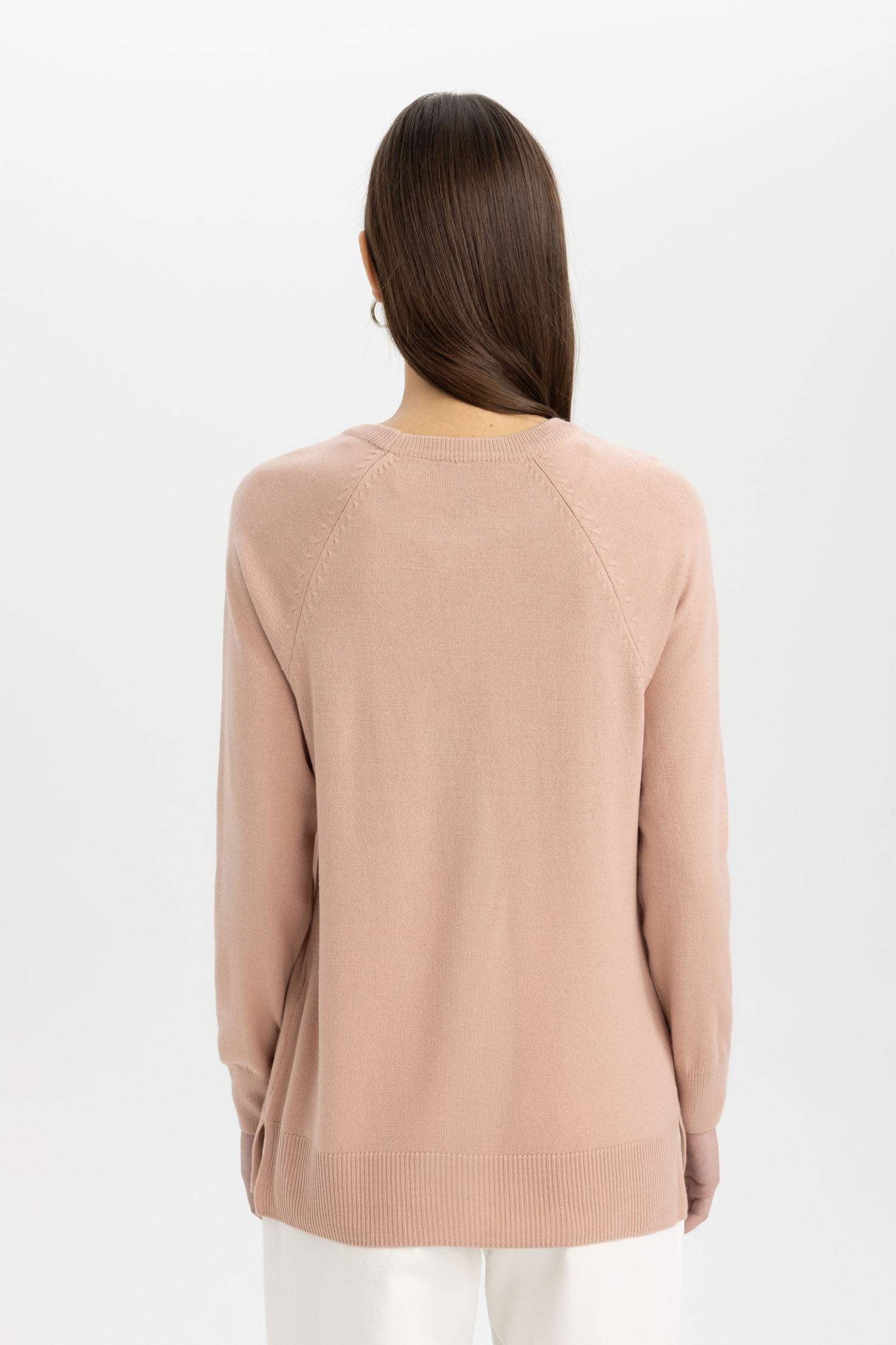 Свитер стандартного кроя с круглым вырезом