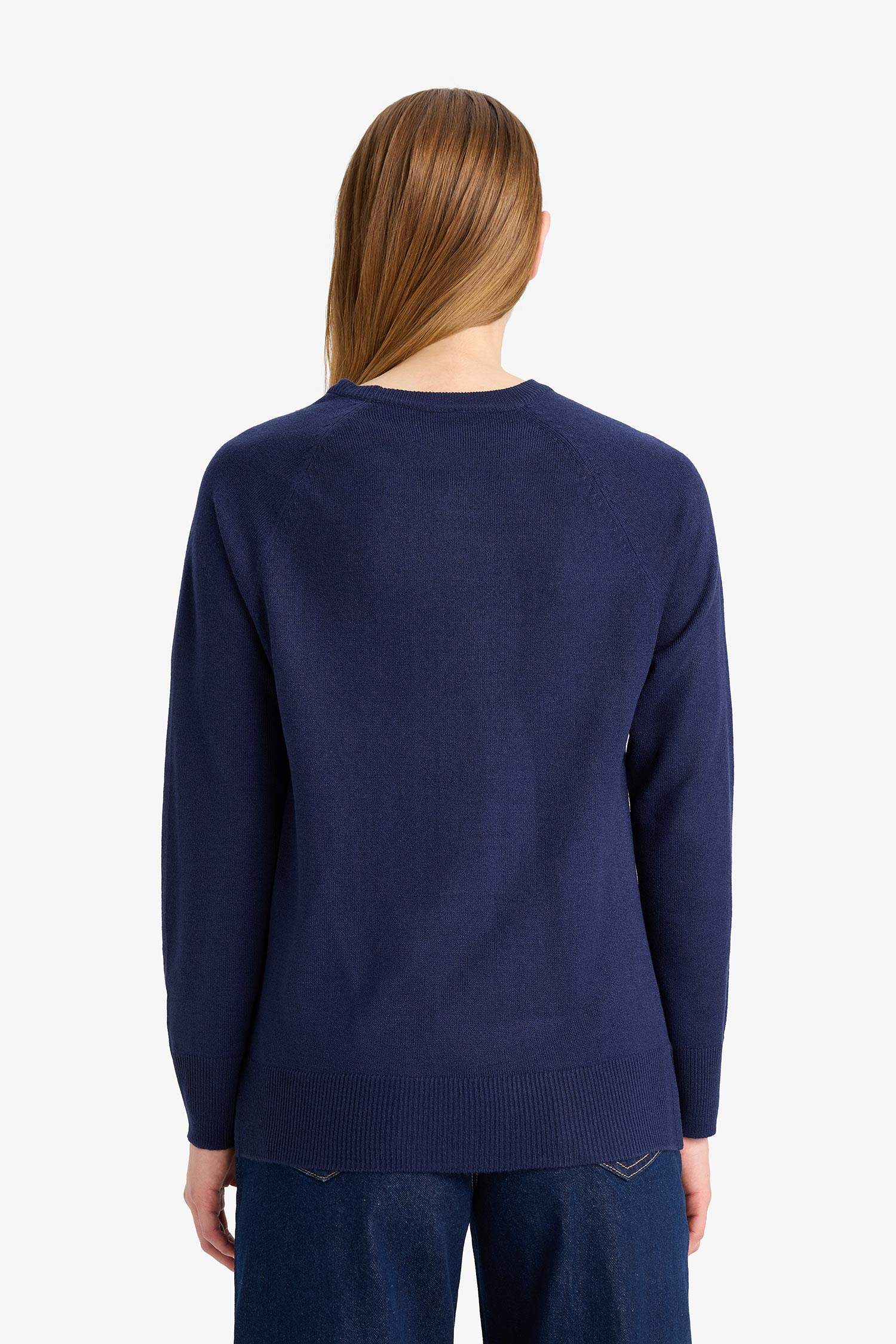 بلوفر قصة مريحة برقبة مستديرة