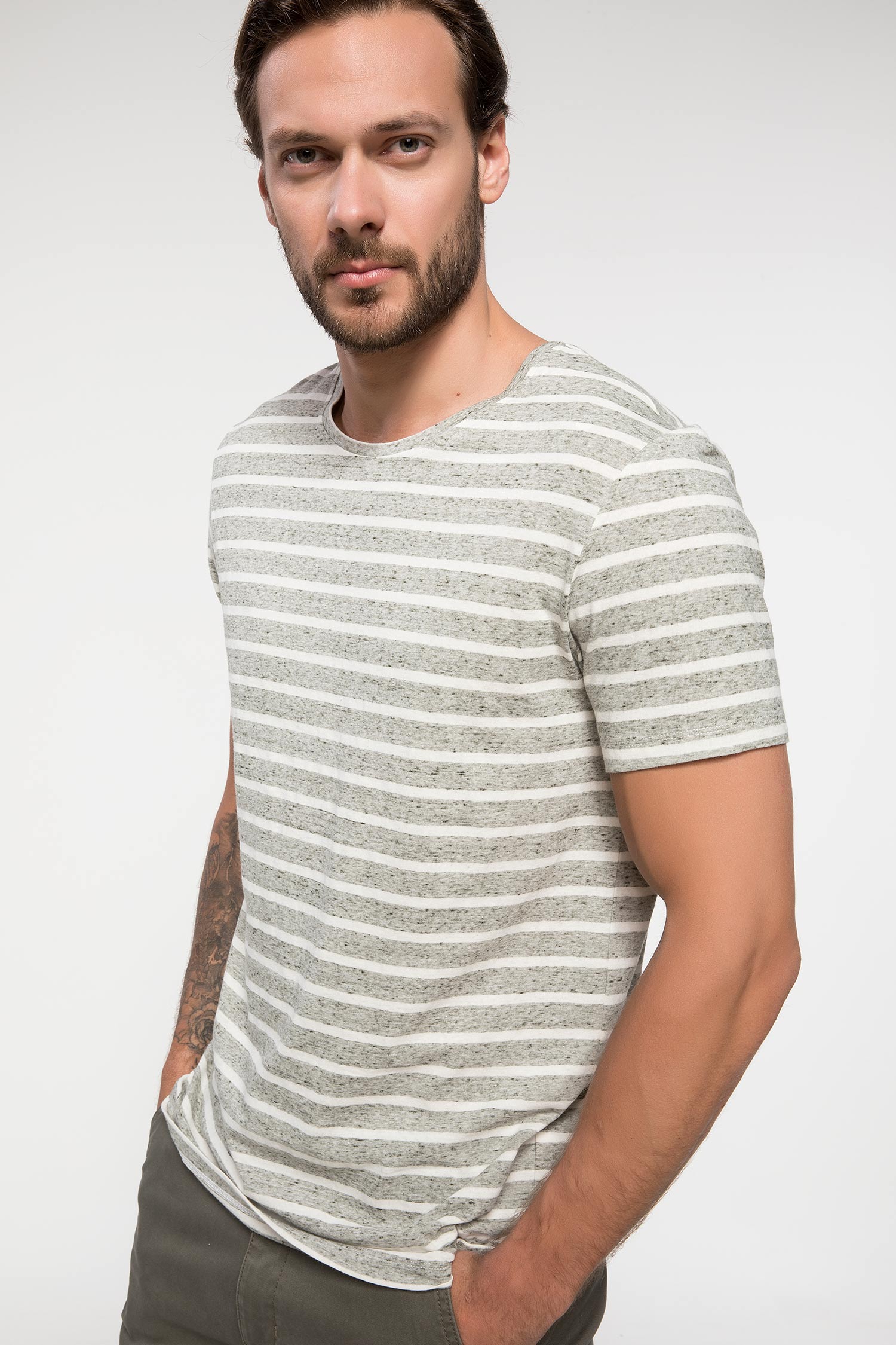 Defacto Çizgili T-shirt. 1