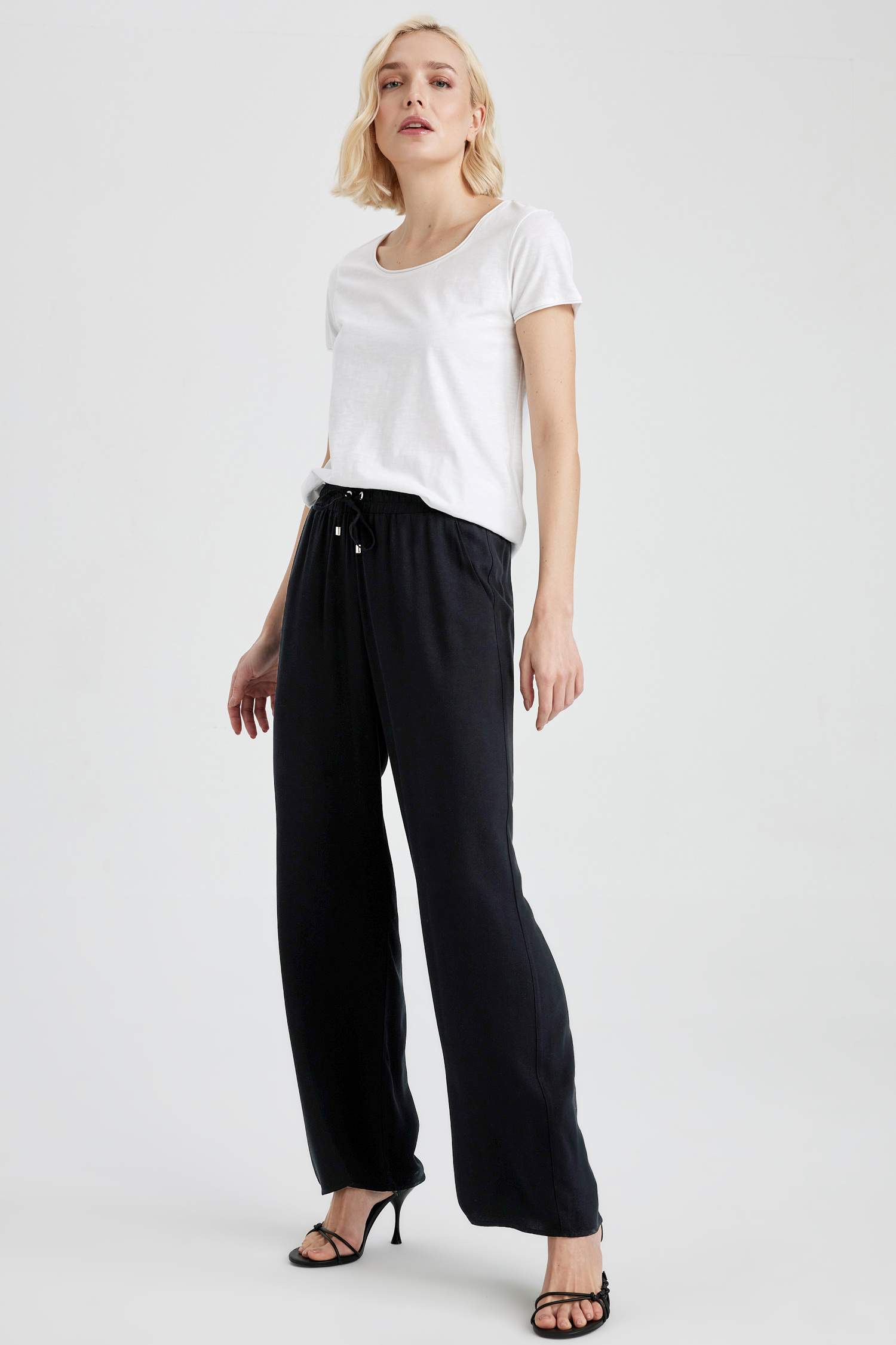 Black WOMAN Florida Wide Leg Viscose Trousers 2738442 | DeFacto