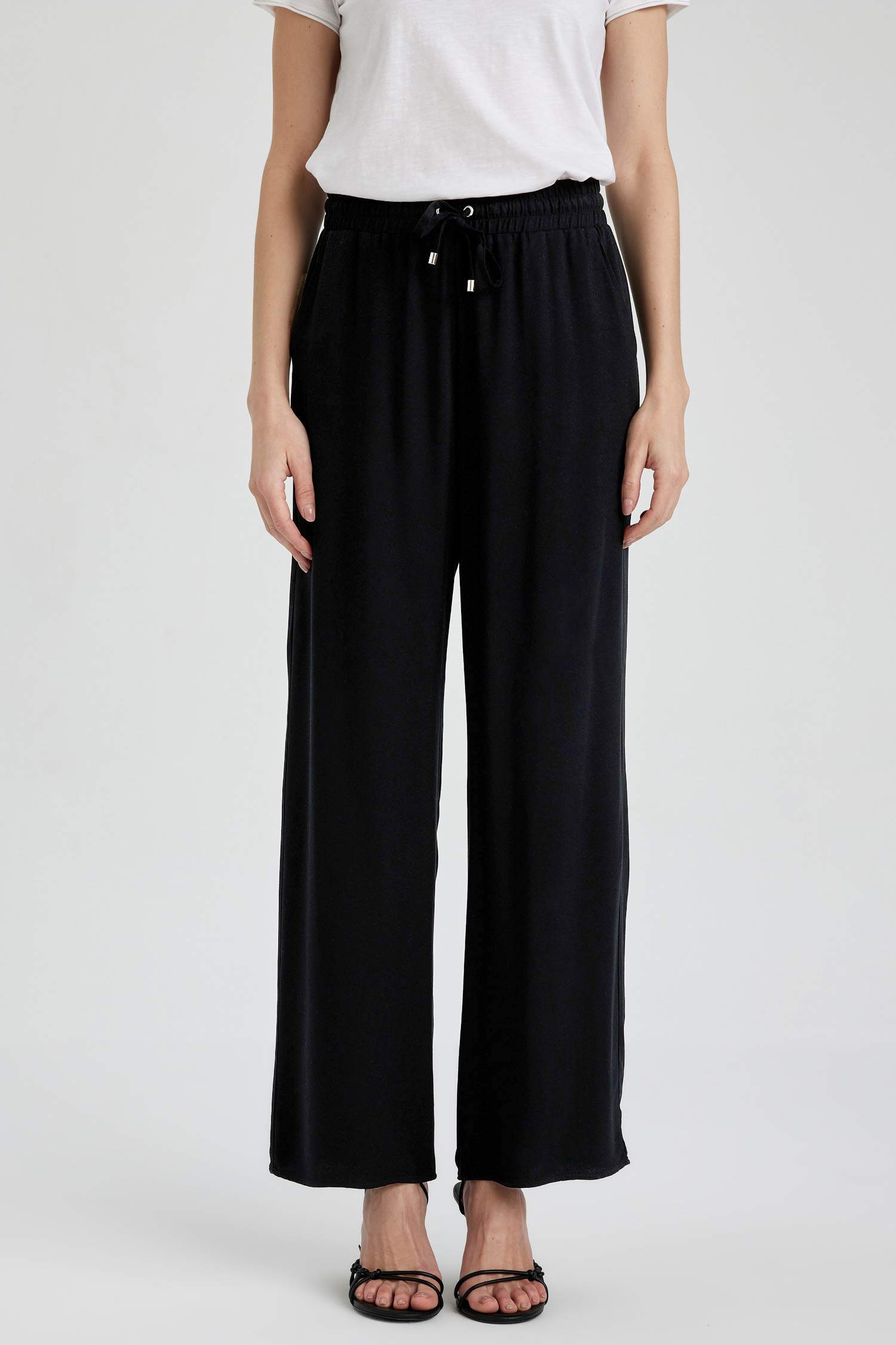 Black WOMAN Florida Wide Leg Viscose Trousers 2738442 | DeFacto