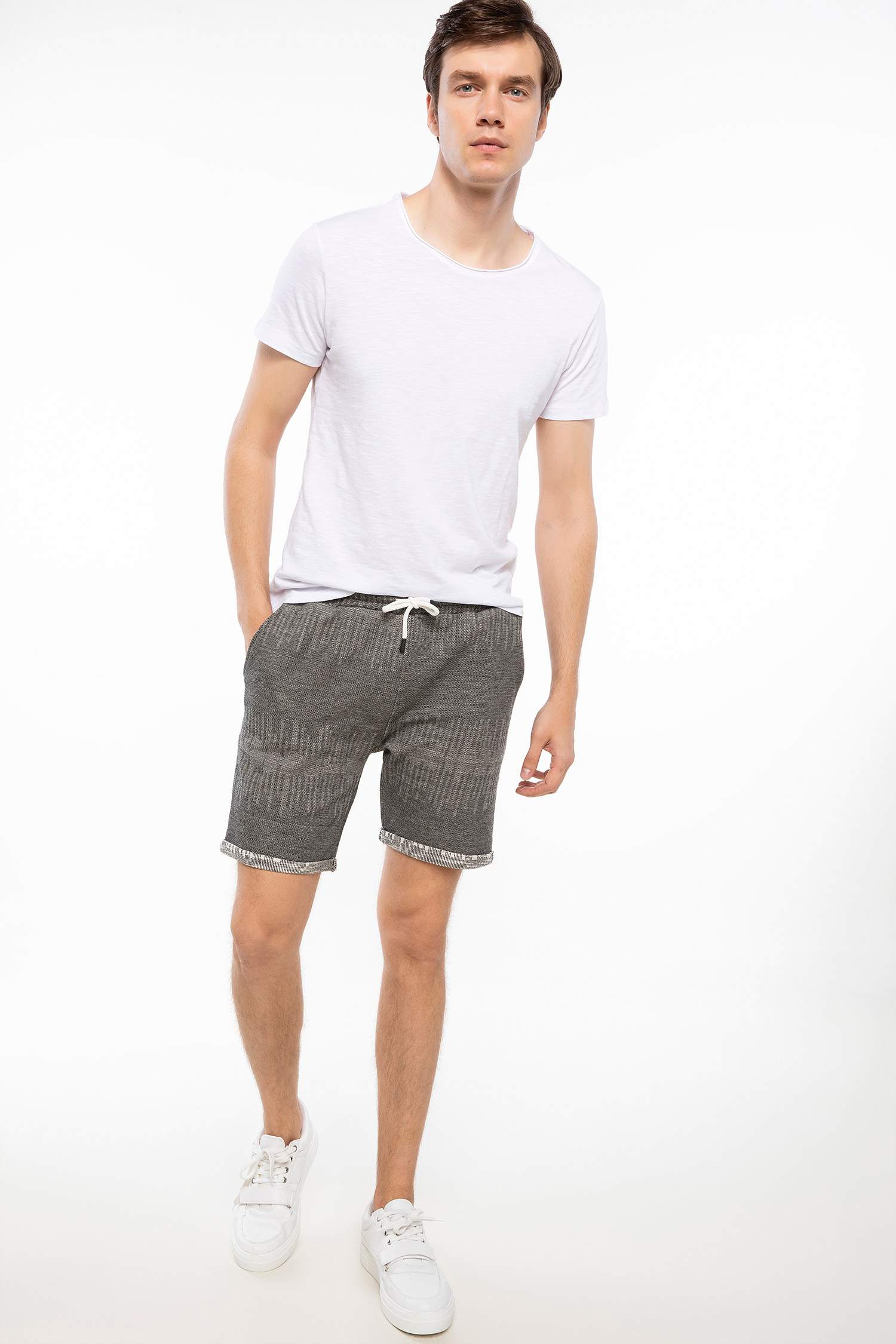 Defacto Elastik Bel Şort. 2