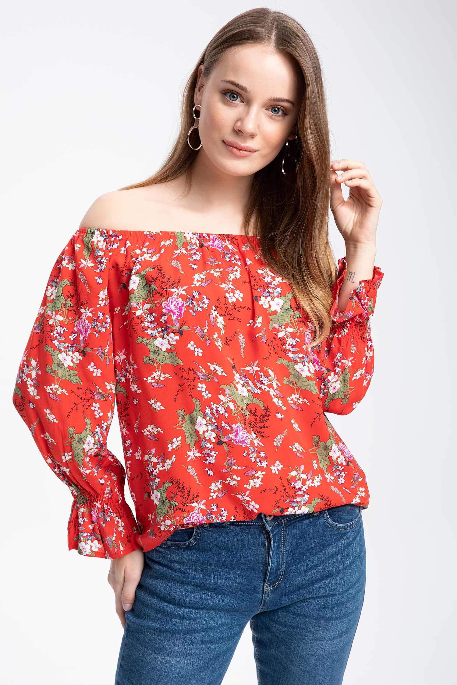 Defacto Kol Ucu Volanlı Karmen Yaka Çiçek Desenli Bluz. 1