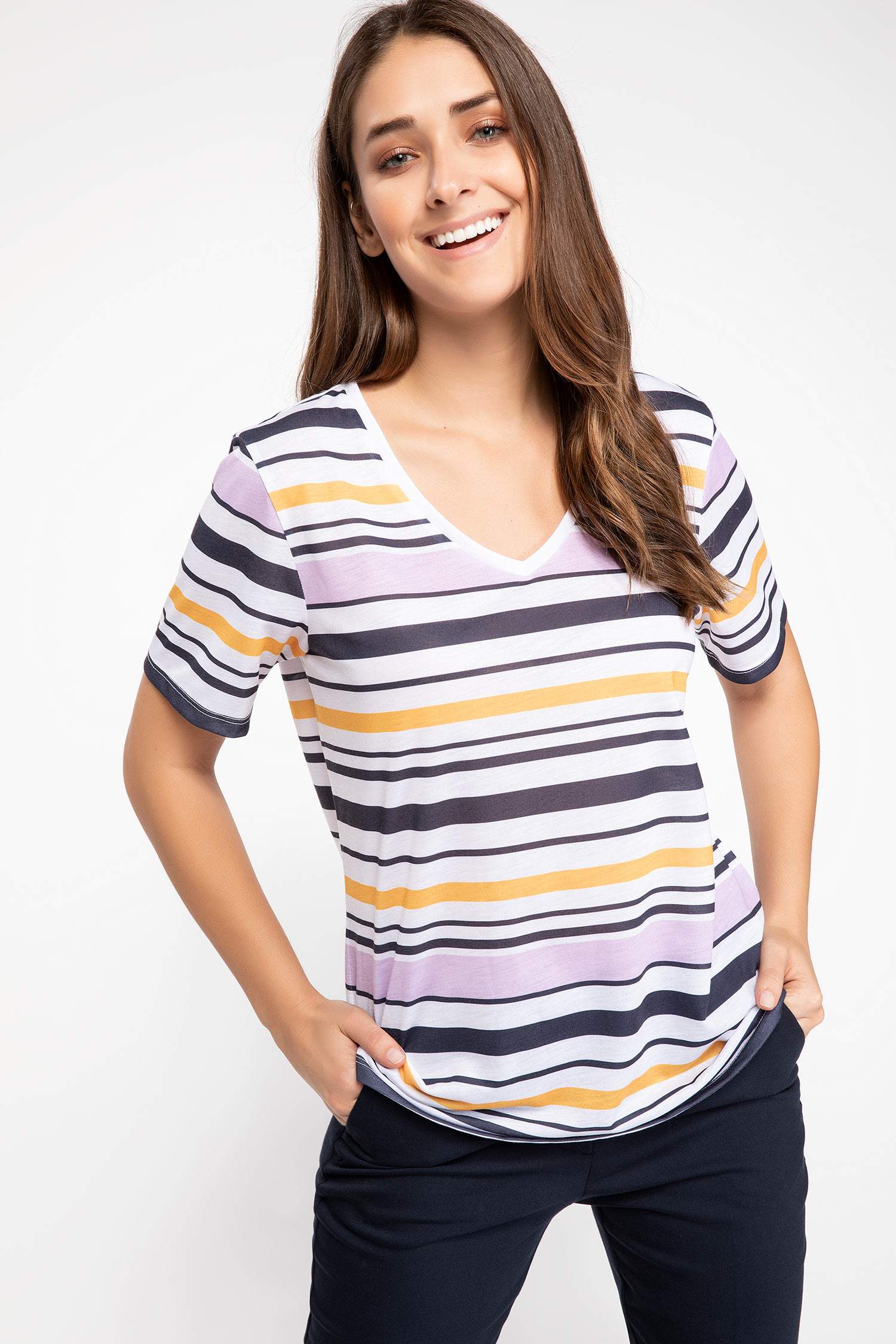 Defacto Çizgili V Yaka T-shirt. 1