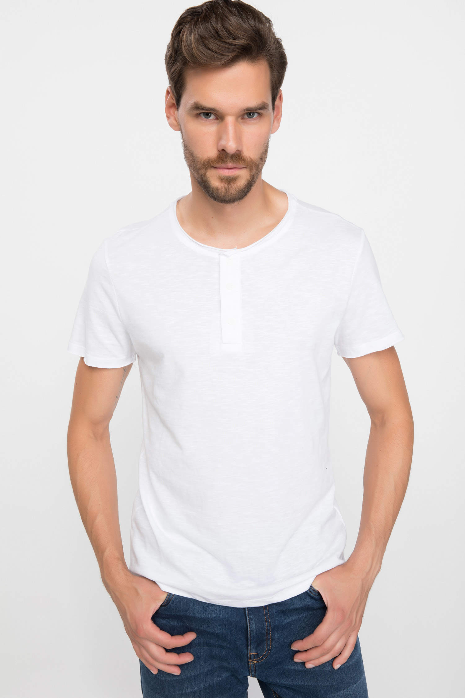 Defacto Basic Slim Fit T-shirt. 1