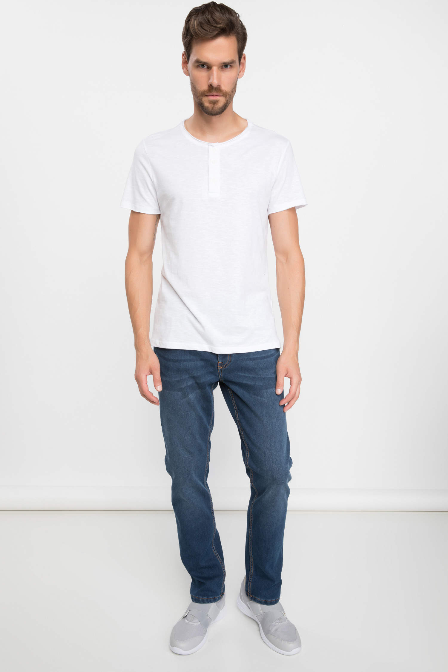 Defacto Basic Slim Fit T-shirt. 2