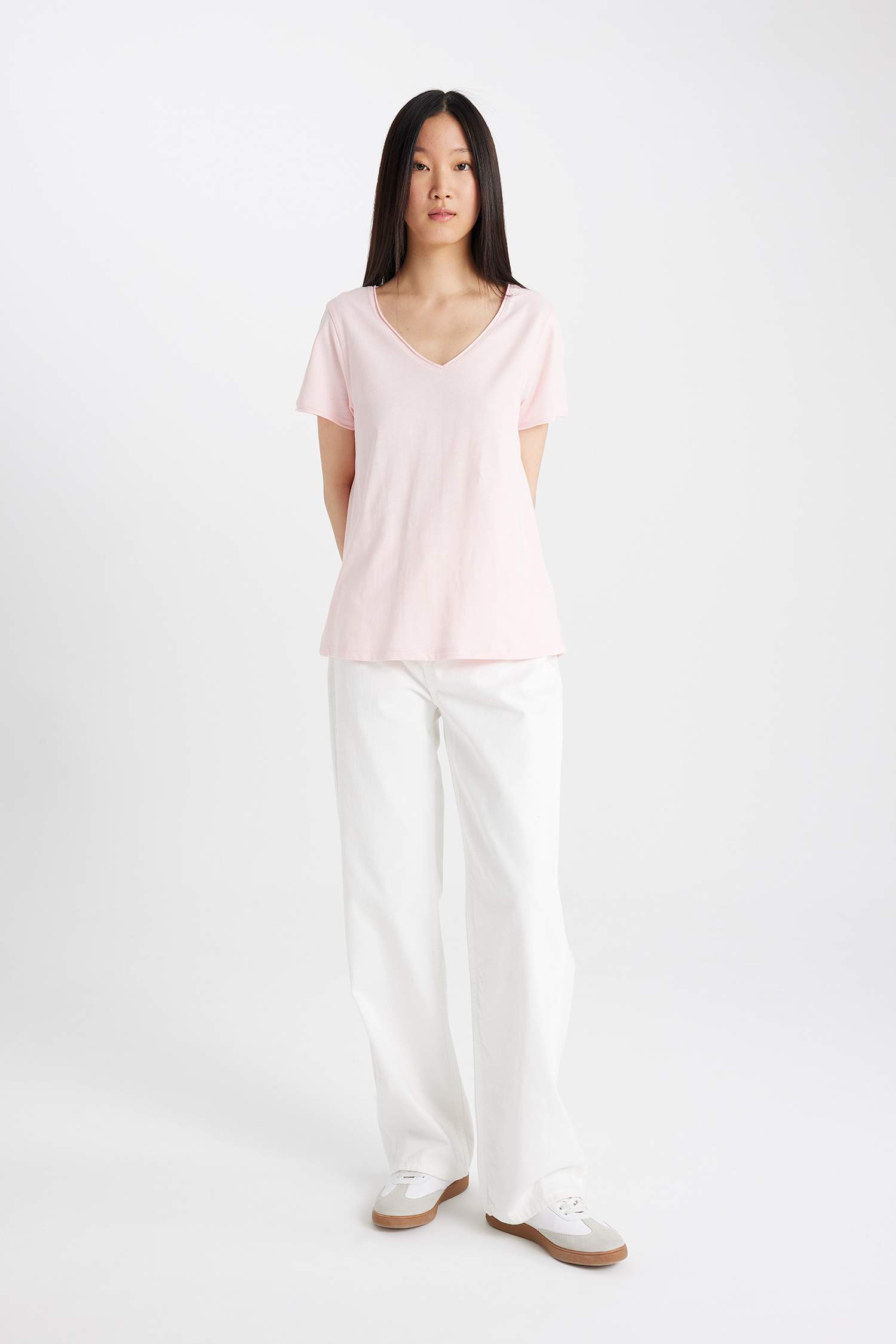 تيشيرت نص كم برقبة V وقصة عادية