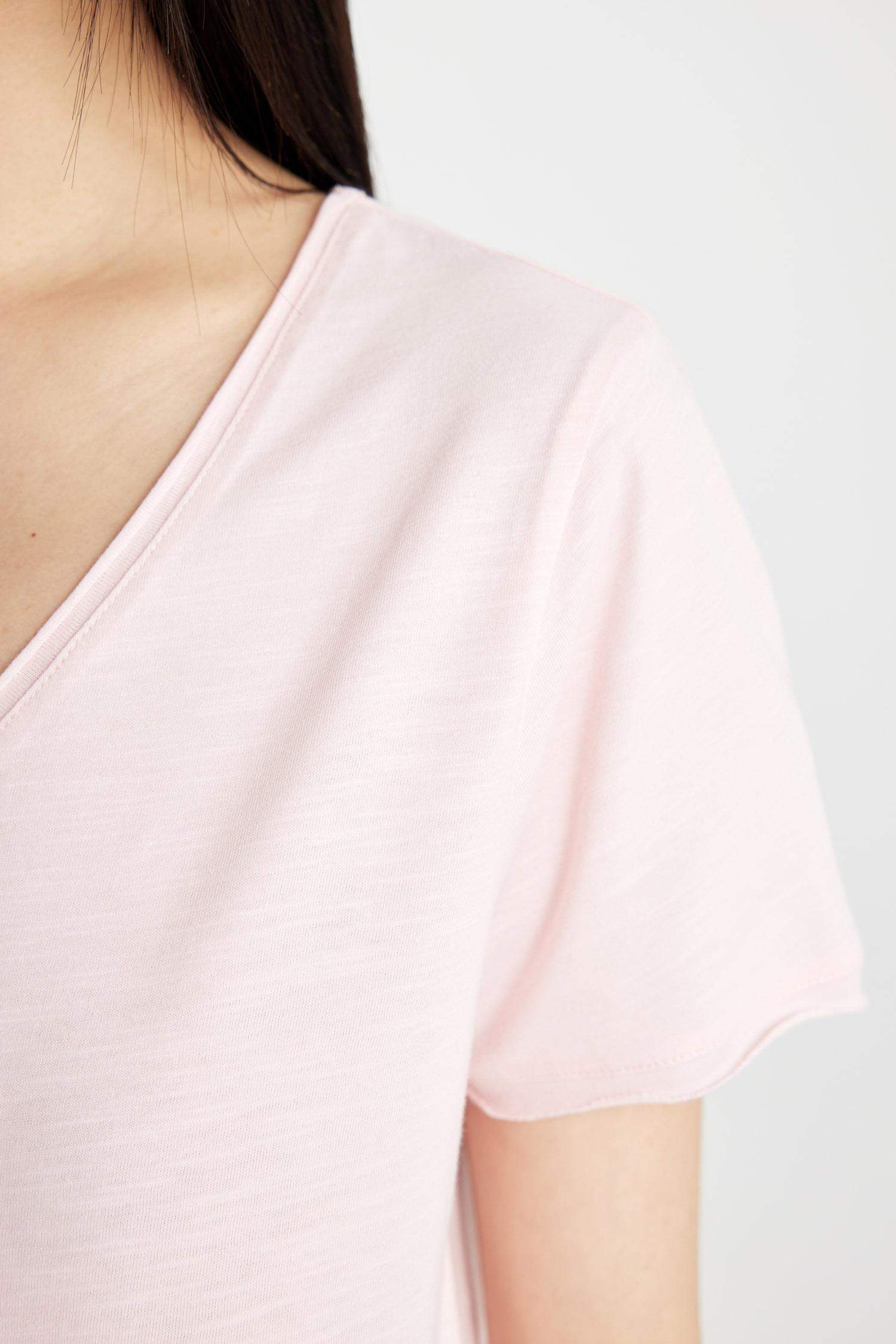 تيشيرت نص كم برقبة V وقصة عادية