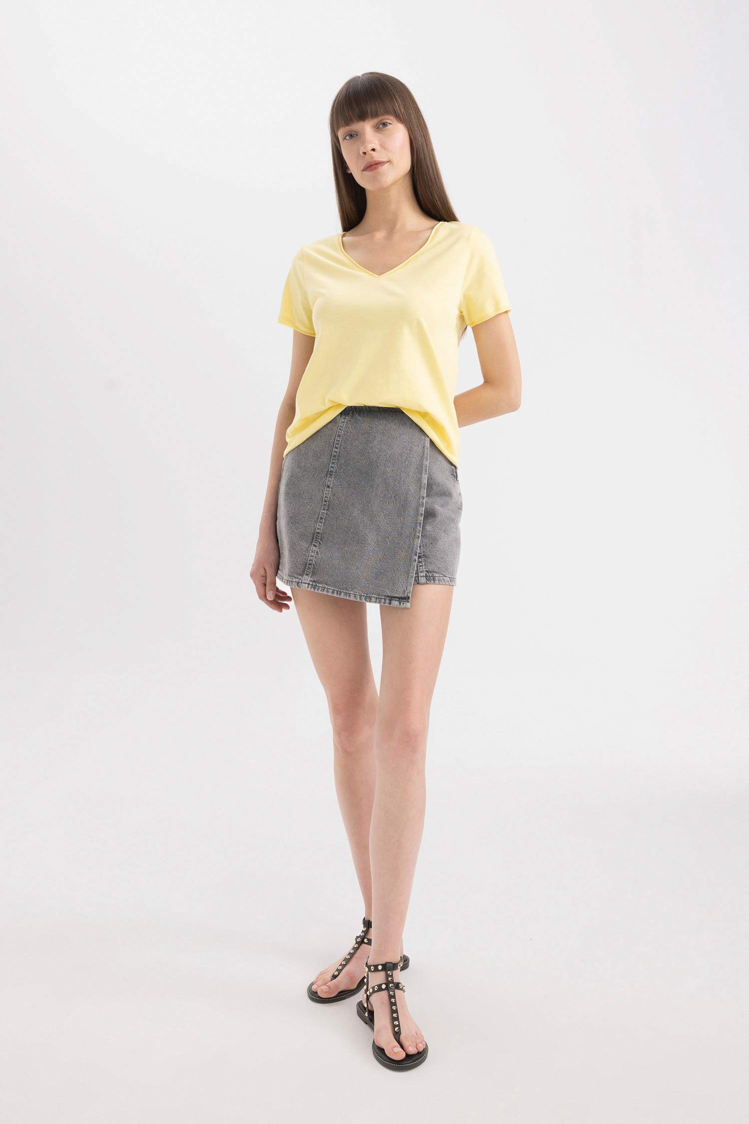 تيشيرت نص كم برقبة V قصة عادية