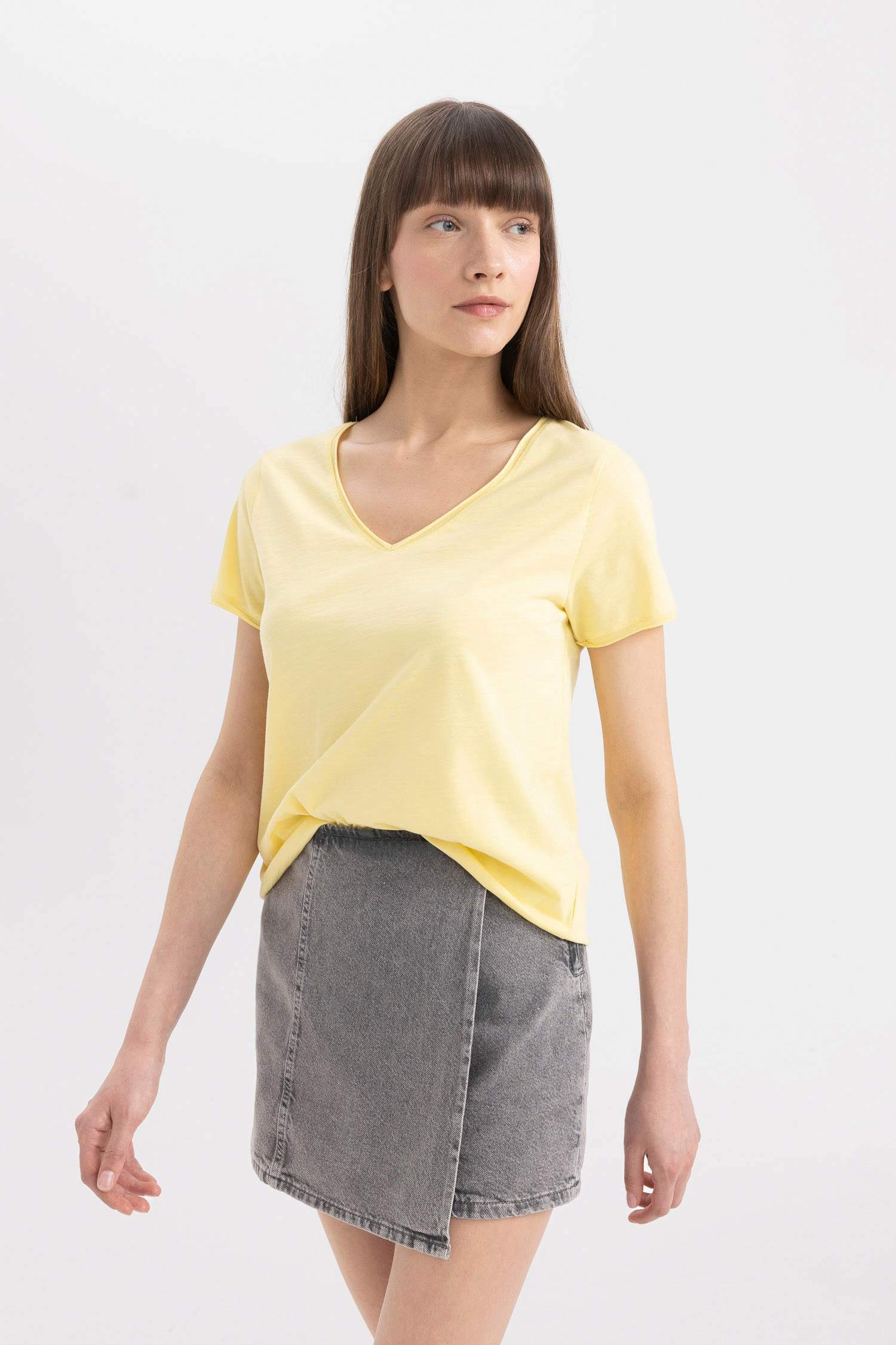 تيشيرت نص كم برقبة V قصة عادية