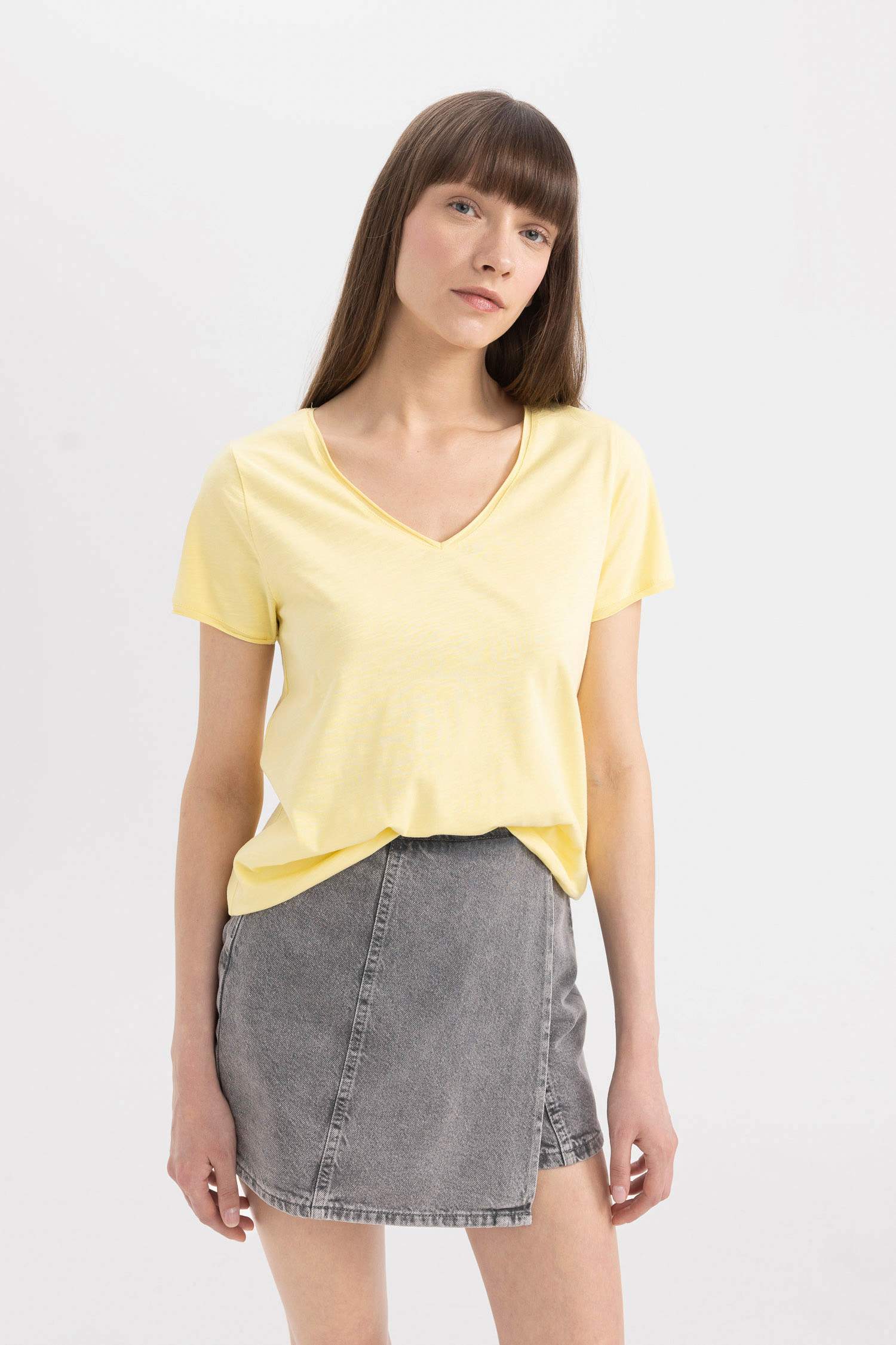 تيشيرت نص كم برقبة V قصة عادية