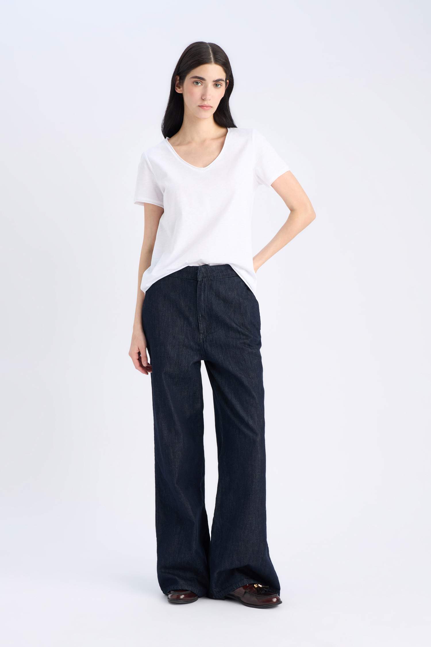 Regular Fit V Yaka Basic Düz Kısa Kollu BeyazTişört