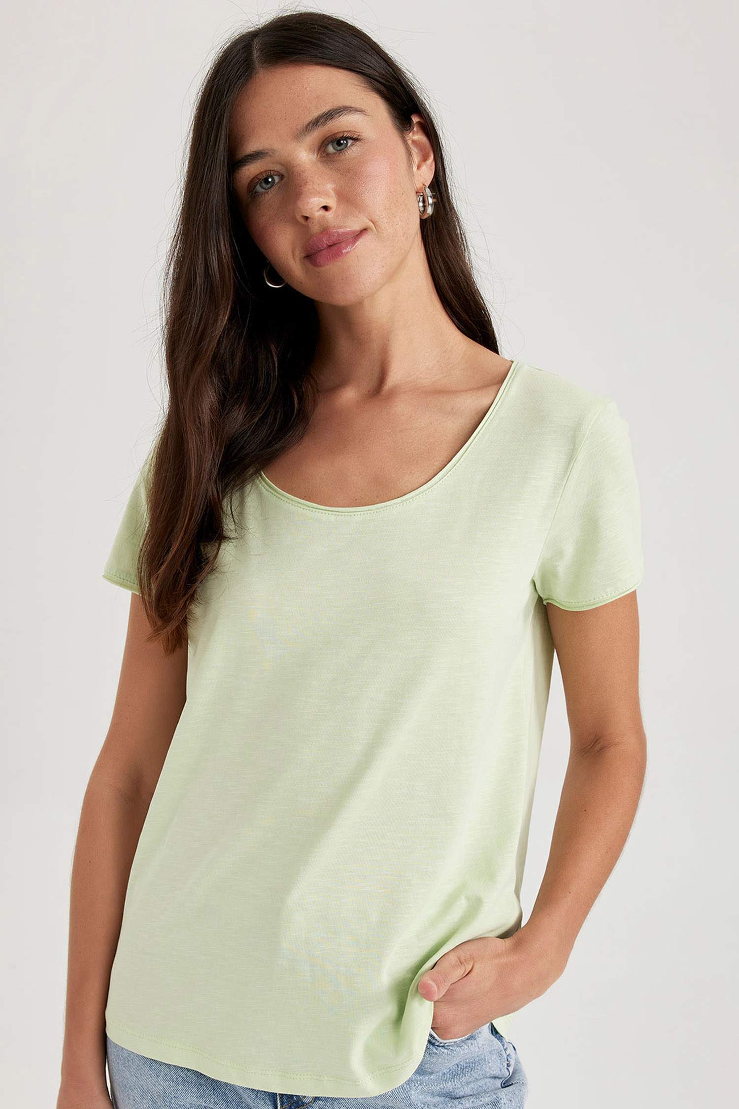 تيشيرت قطن بقصة عادية بياخة مستديرة