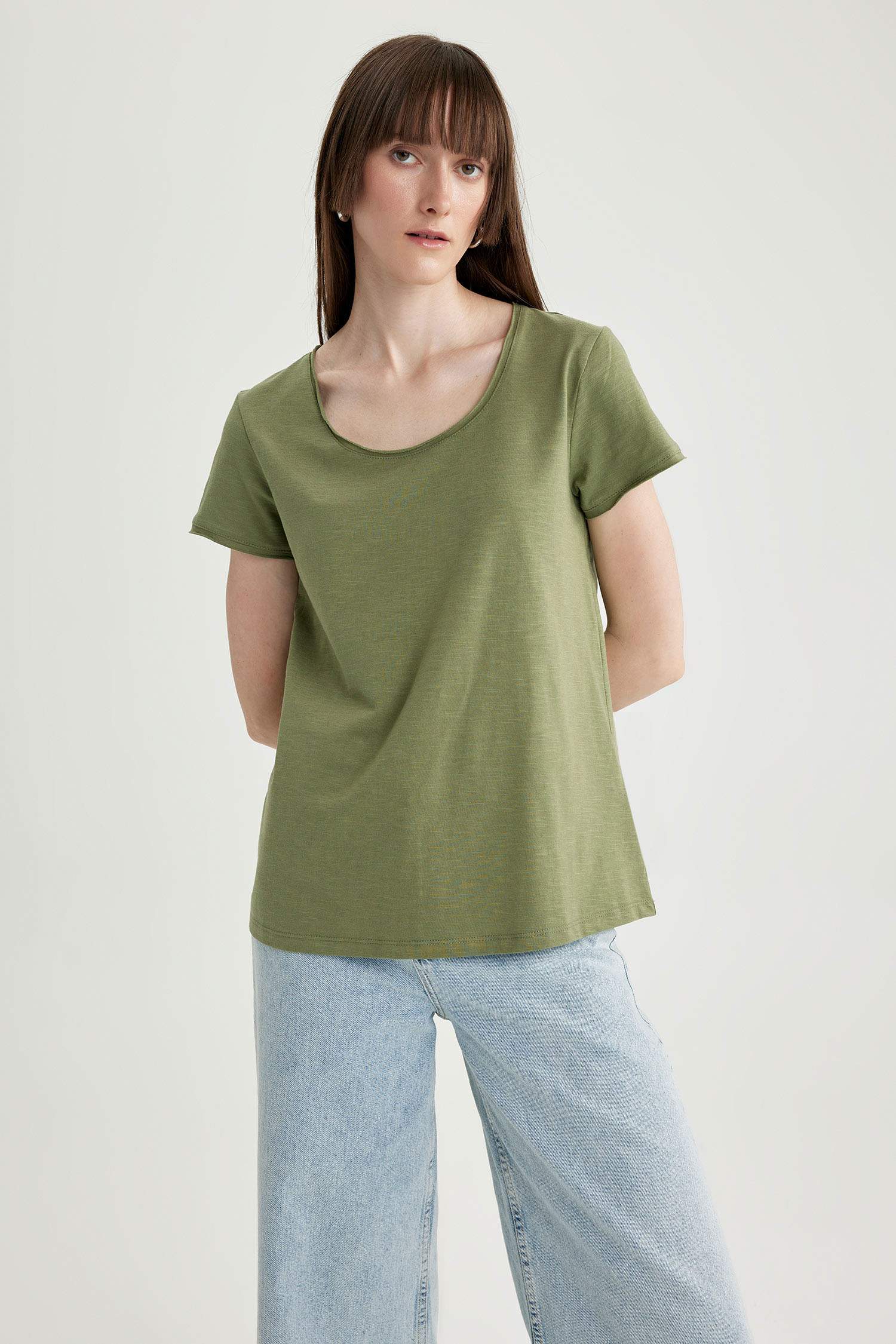 تيشيرت نص كم برقبة مستديرة وقصة عادية