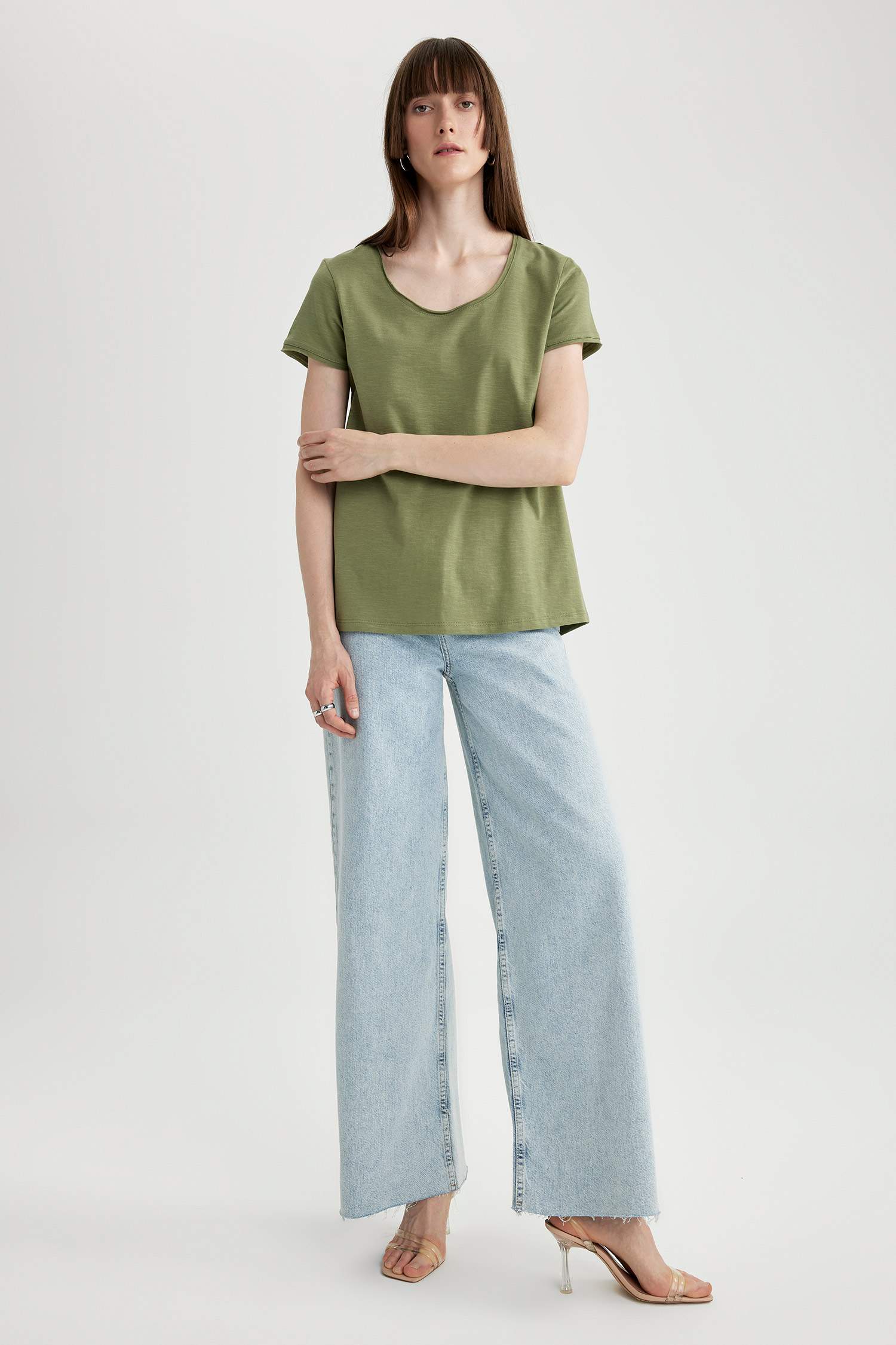 تيشيرت نص كم برقبة مستديرة وقصة عادية