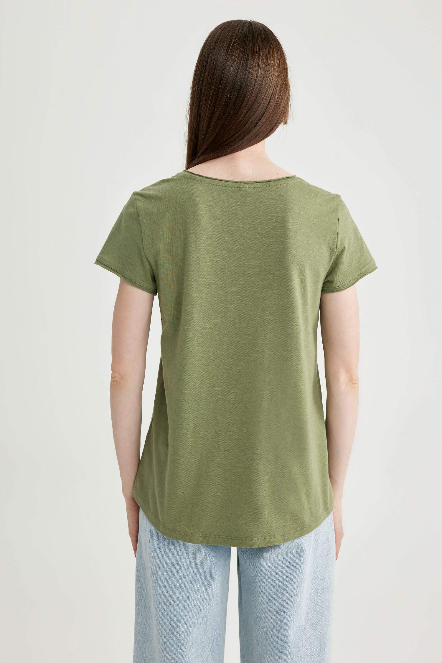 تيشيرت نص كم برقبة مستديرة وقصة عادية