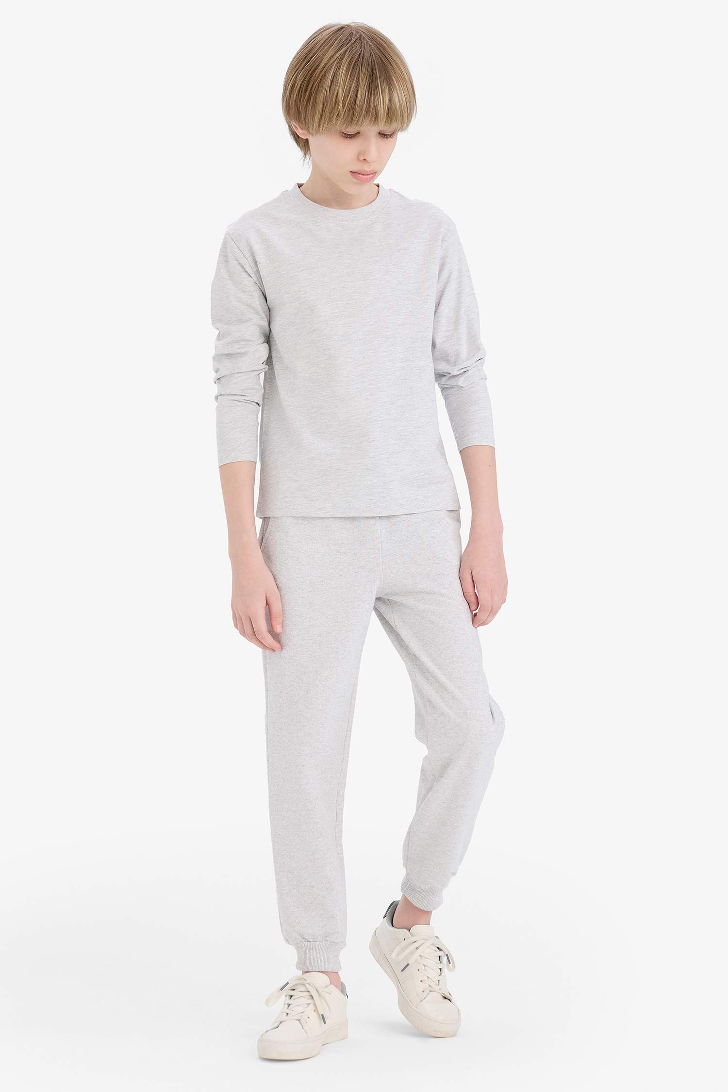 Базовая футболка для мальчиков с длинными рукавами, с круглым вырезом.