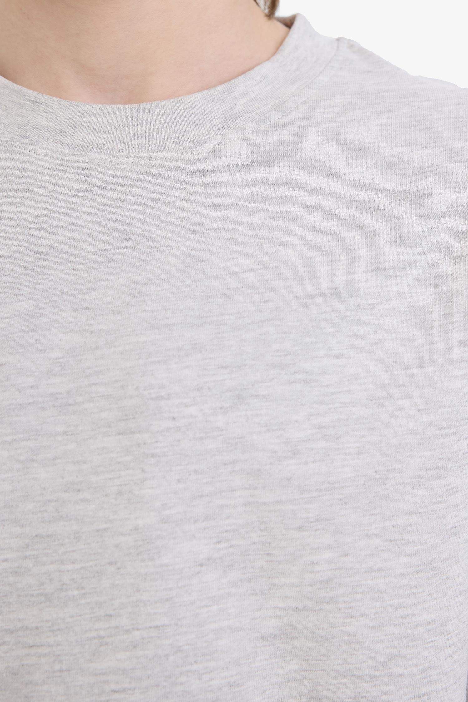 Базовая футболка для мальчиков с длинными рукавами, с круглым вырезом.