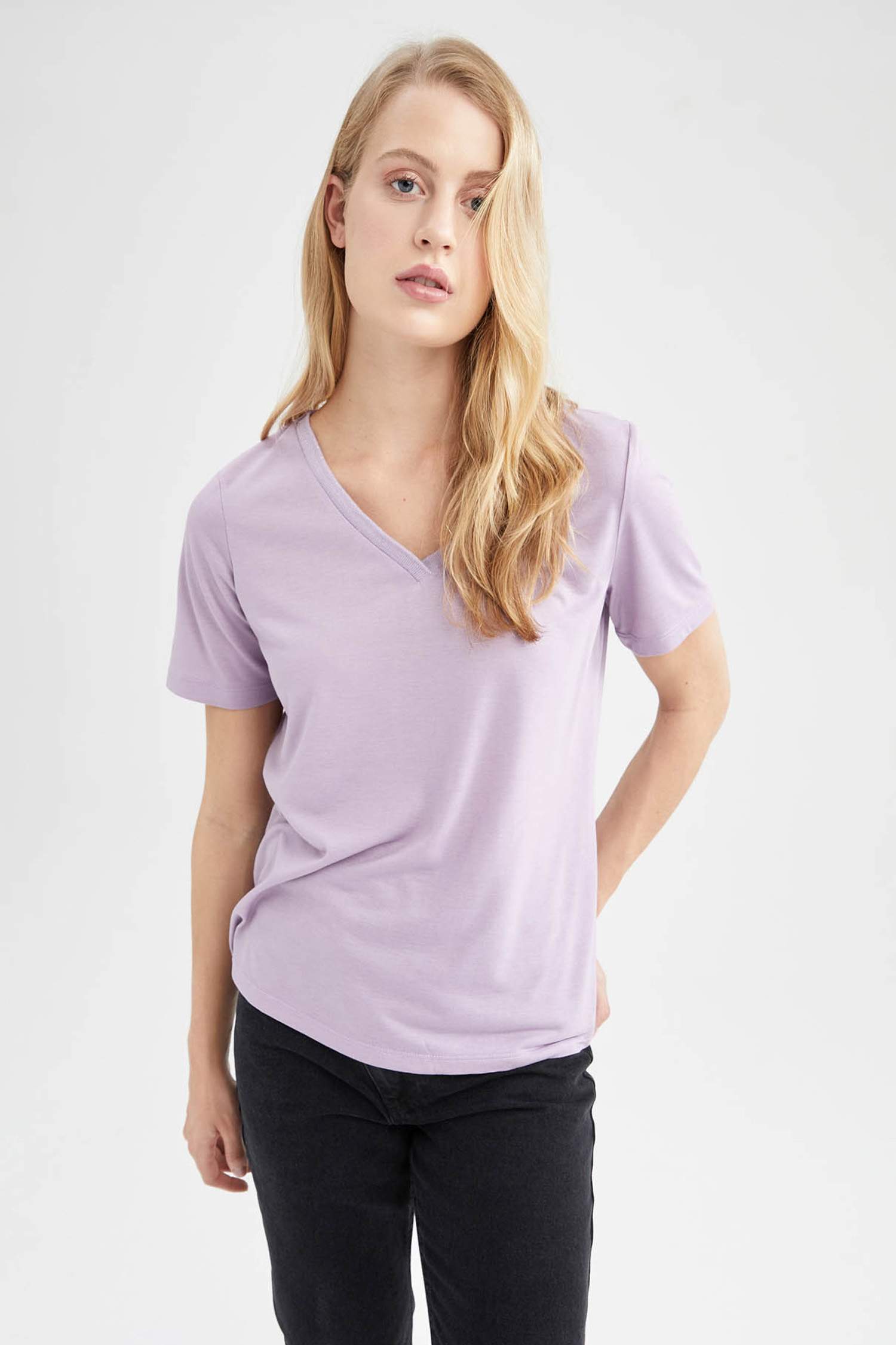 T-shirt basique à manches courtes et col en V coupe classique