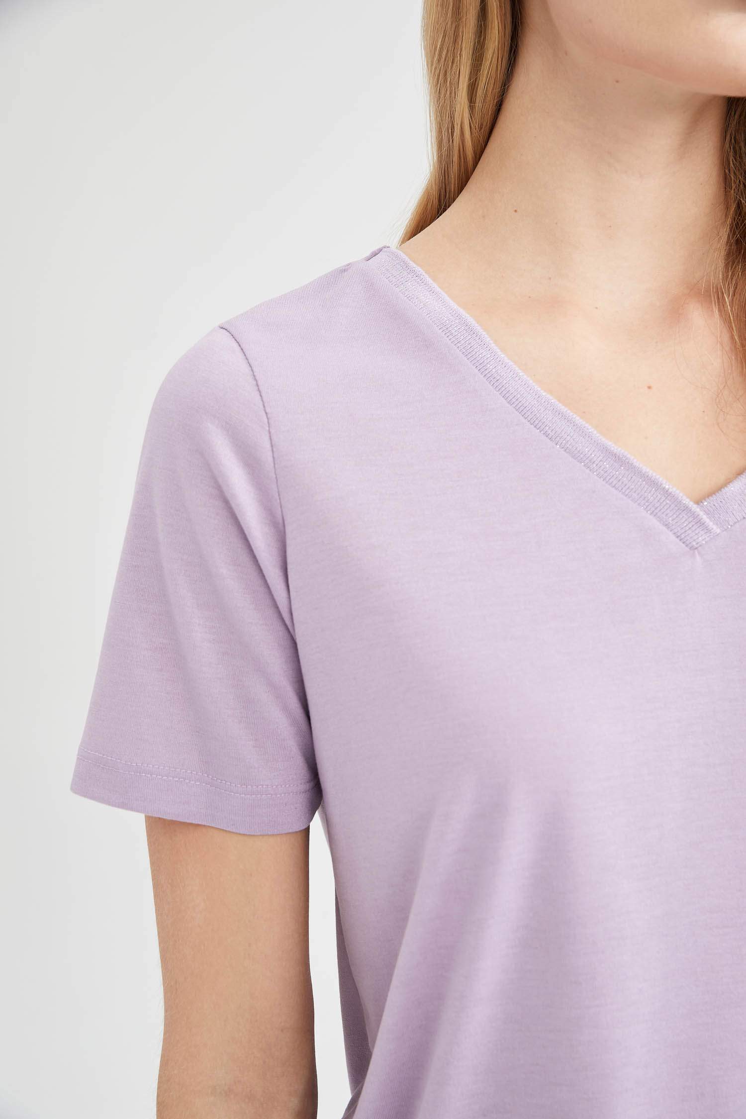 T-shirt basique à manches courtes et col en V coupe classique