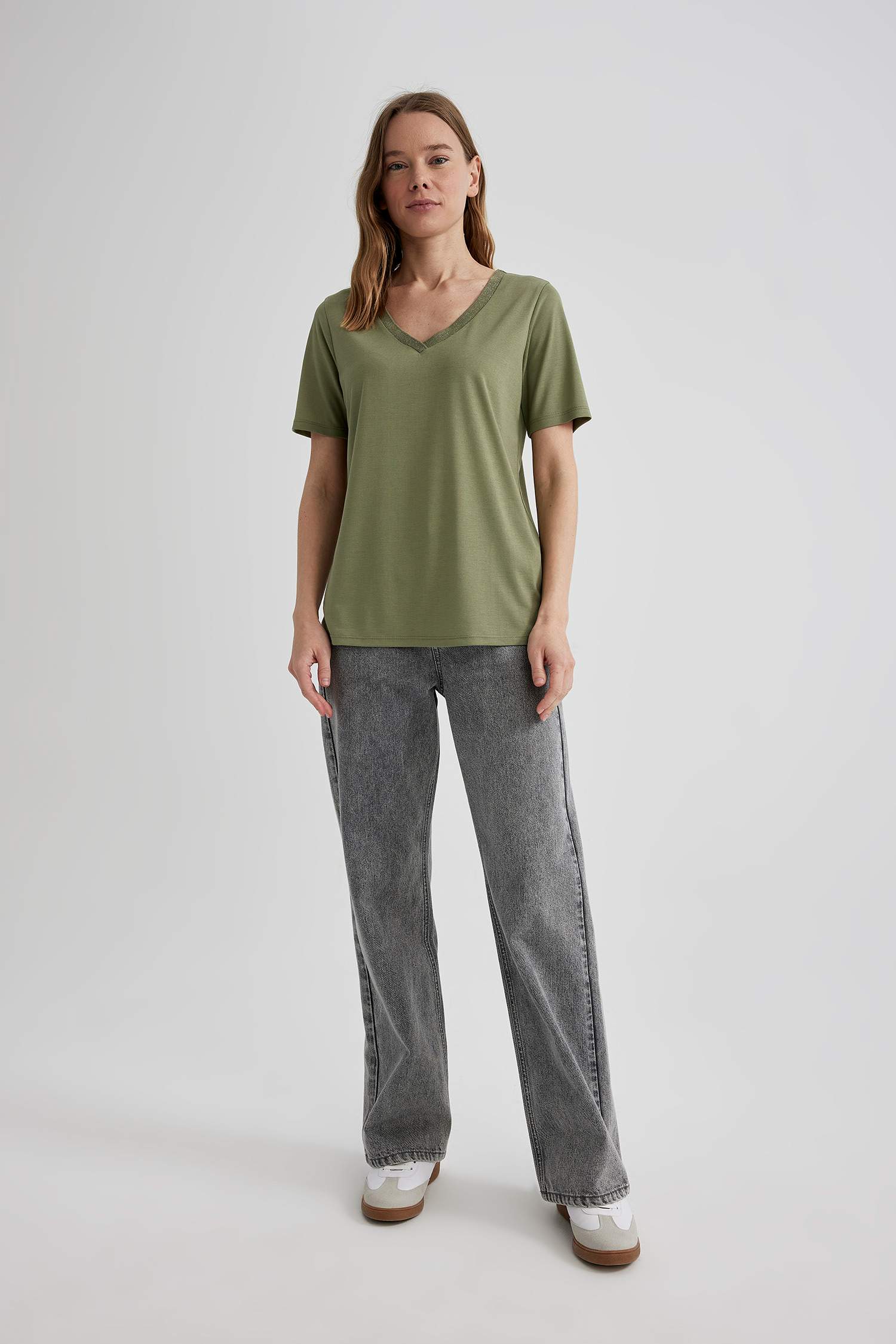 تيشيرت نص كم برقبة V قصة عادية