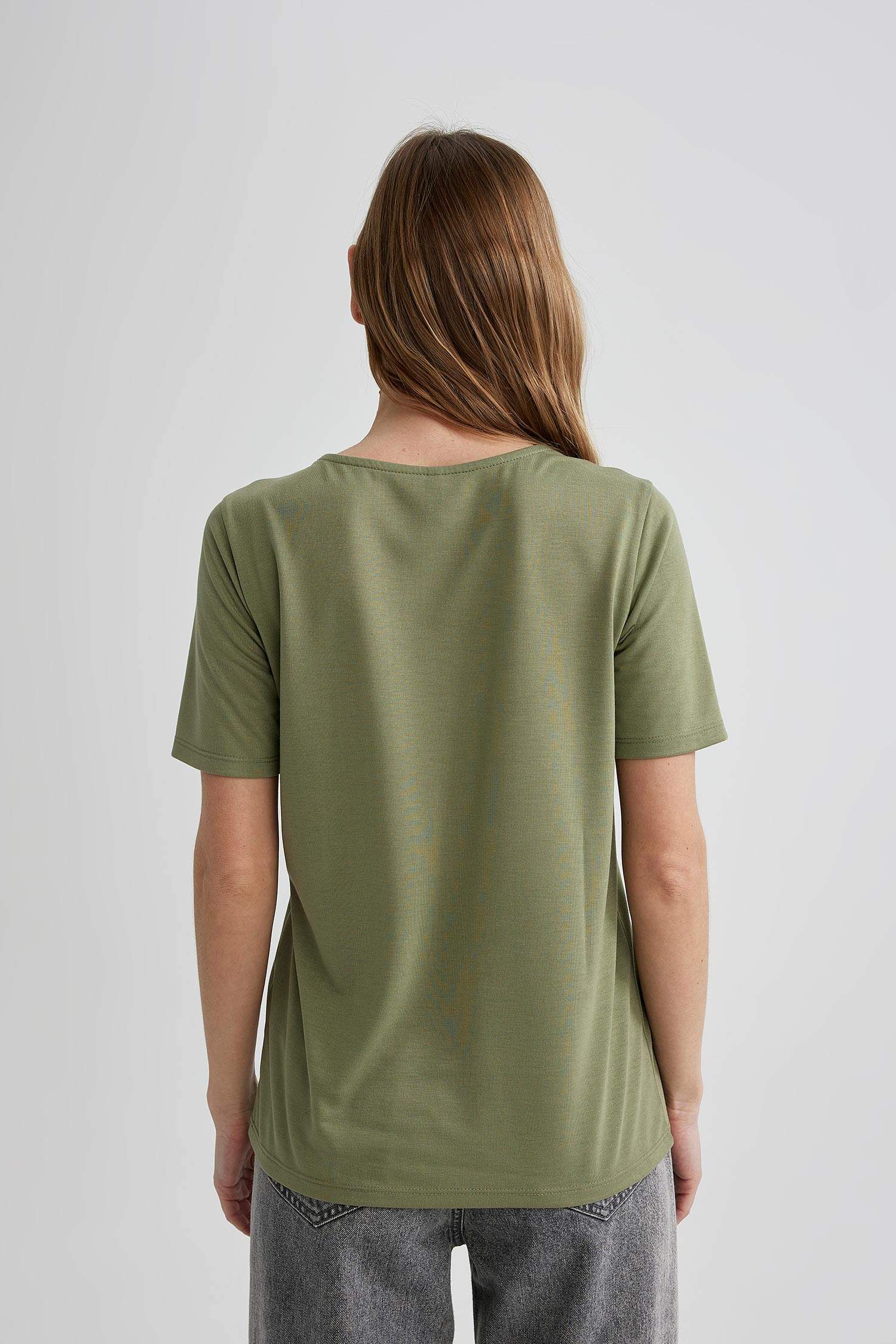 تيشيرت نص كم برقبة V قصة عادية