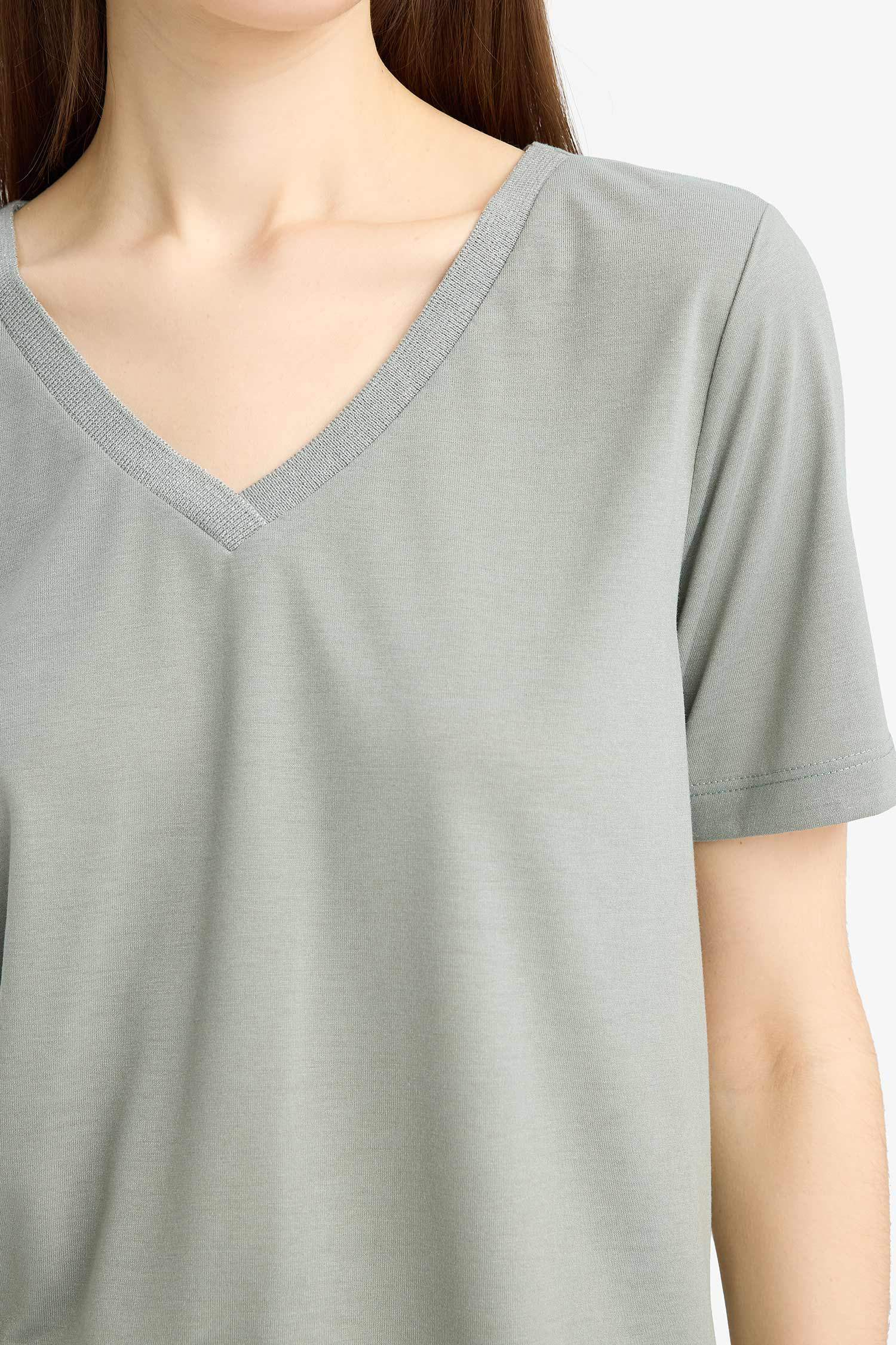 تيشيرت سادة نص كم قصة عادية بياقة V