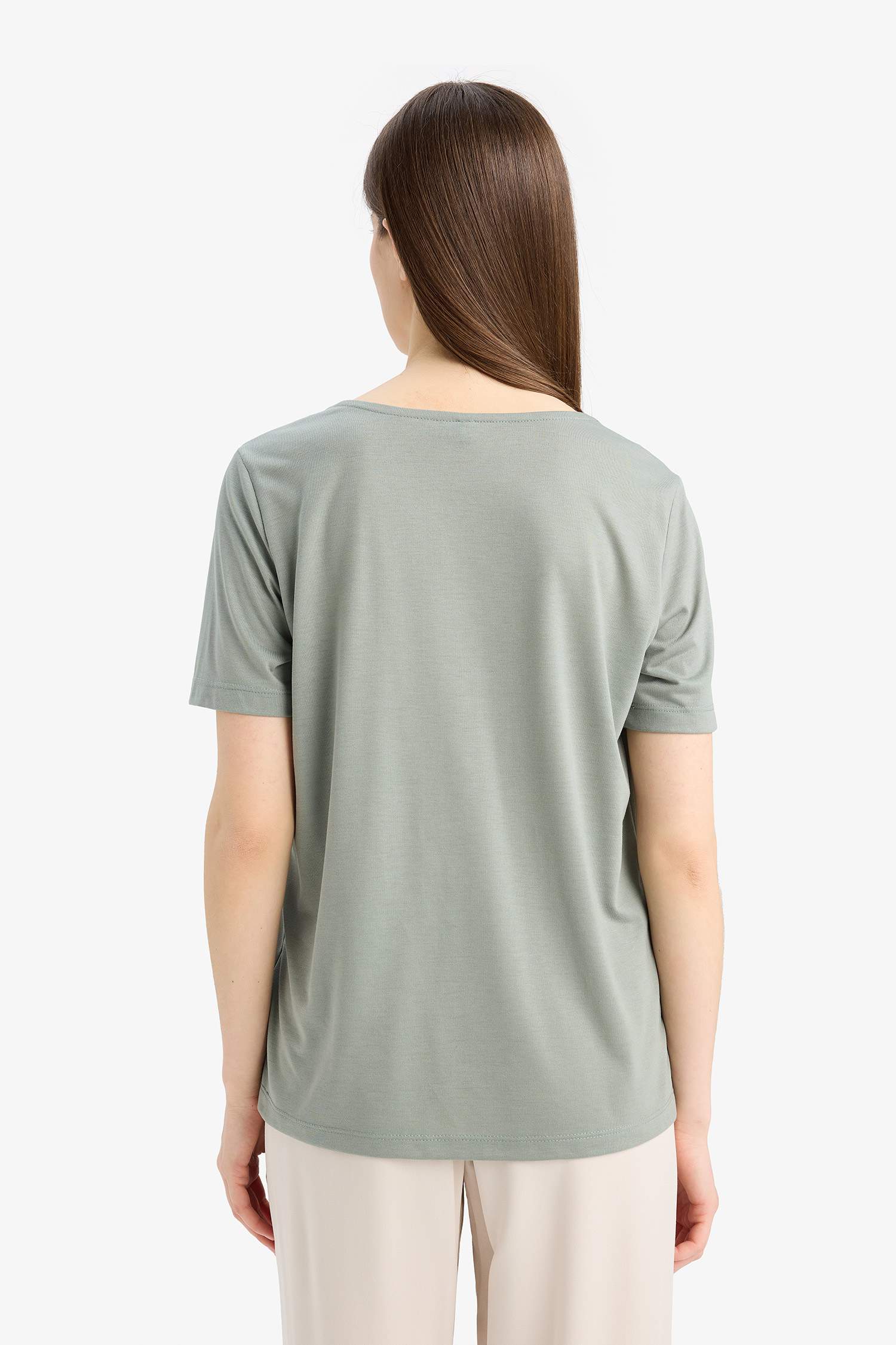 تيشيرت سادة نص كم قصة عادية بياقة V