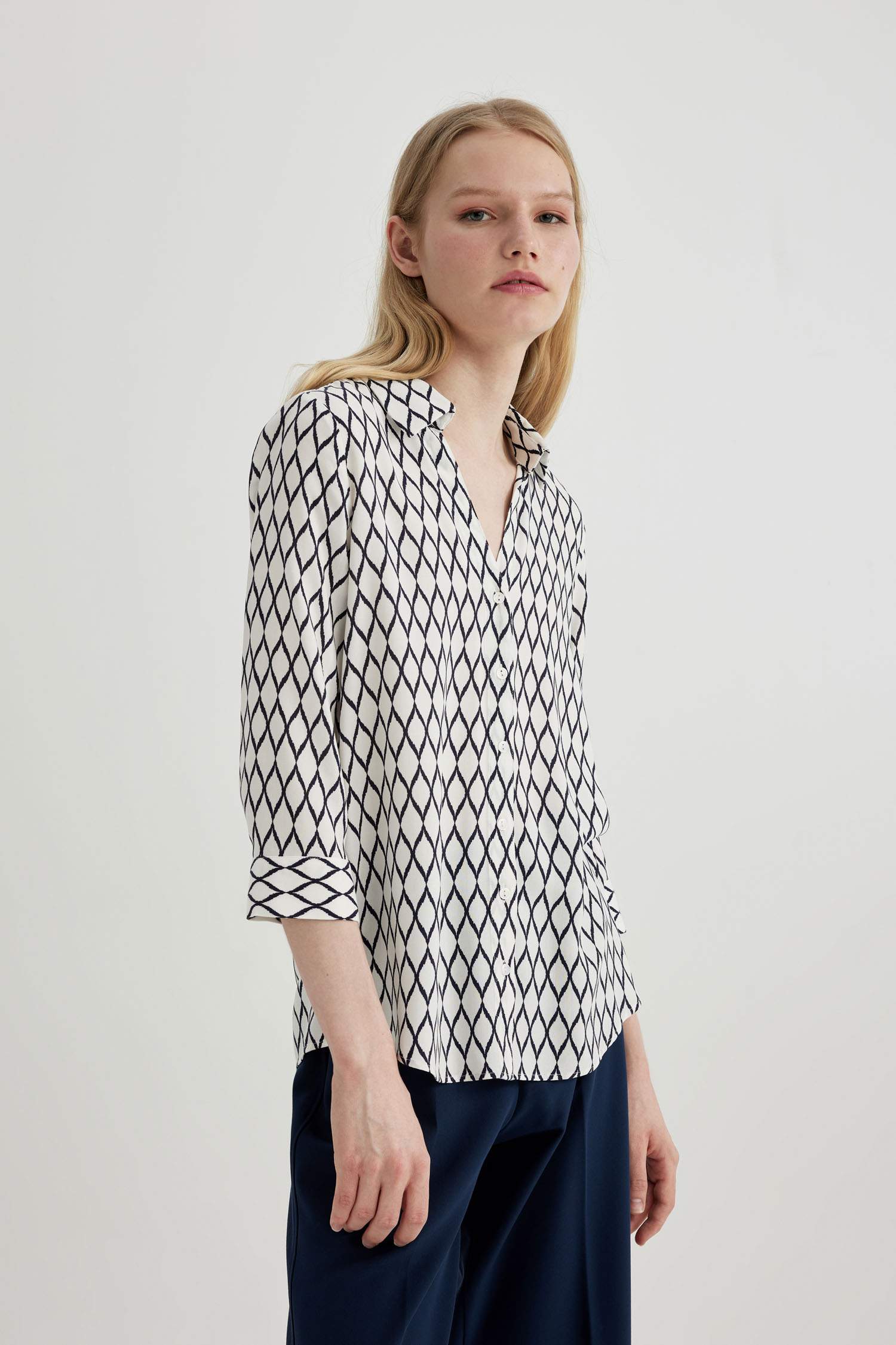 قميص ردن طويل منقوش قصة عادية