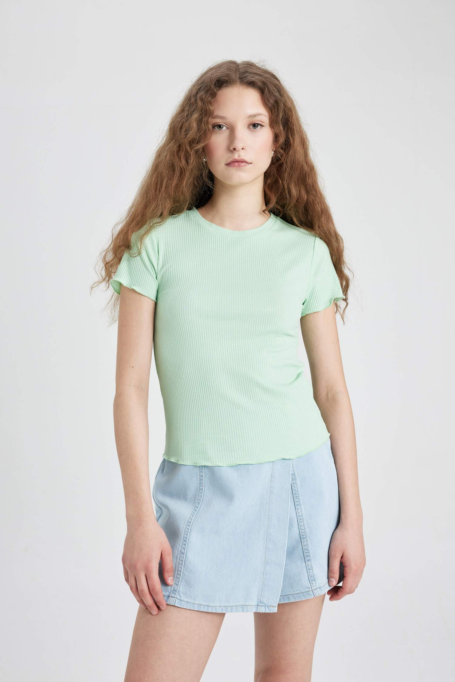 تيشيرت نص كم سليم فيت برقبة مستديرة