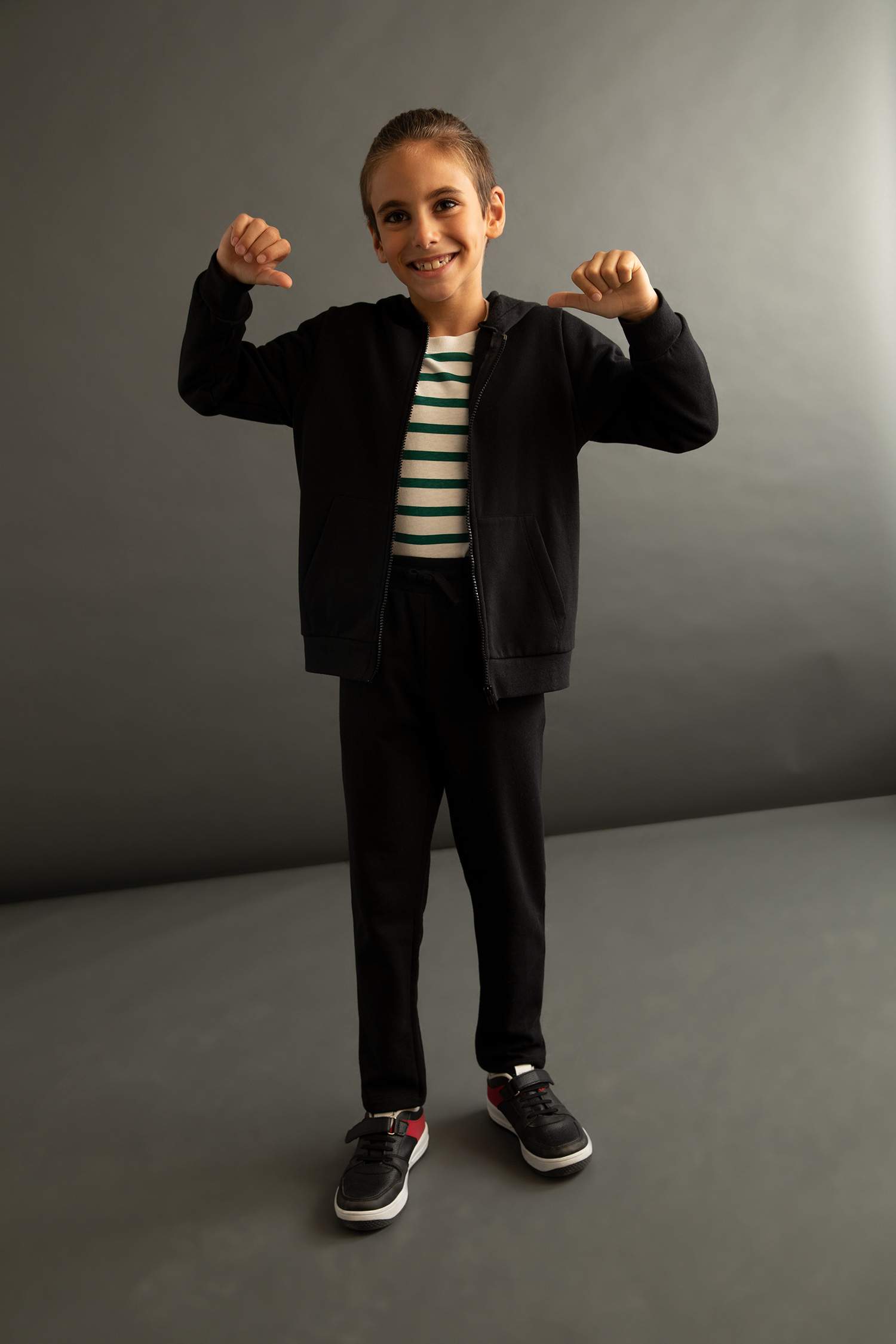 بنطلون رياضي ولادي بقصة عادية