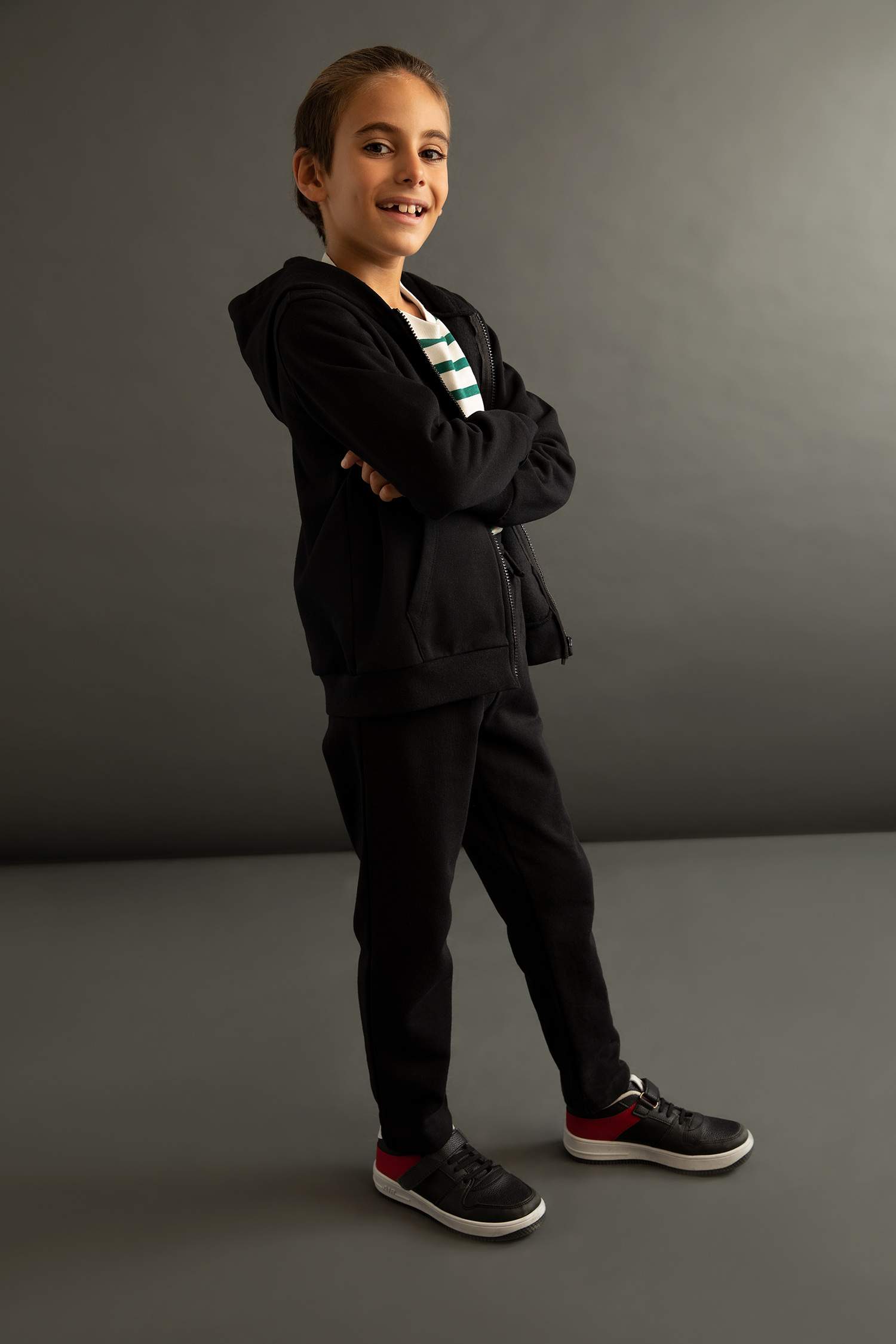 بنطلون رياضي ولادي بقصة عادية