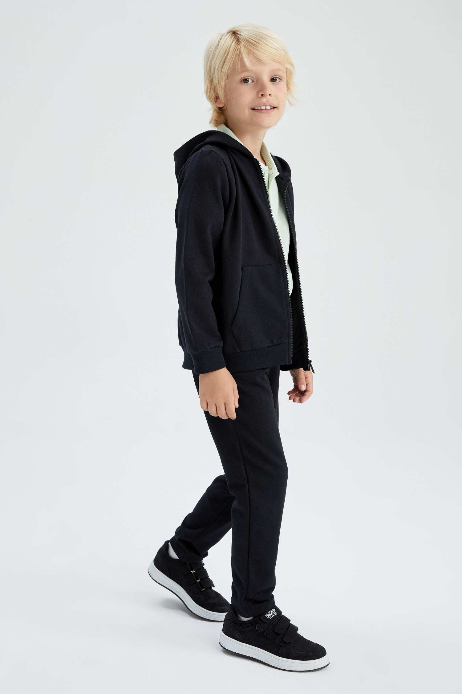 بنطلون رياضي ولادي بقصة عادية