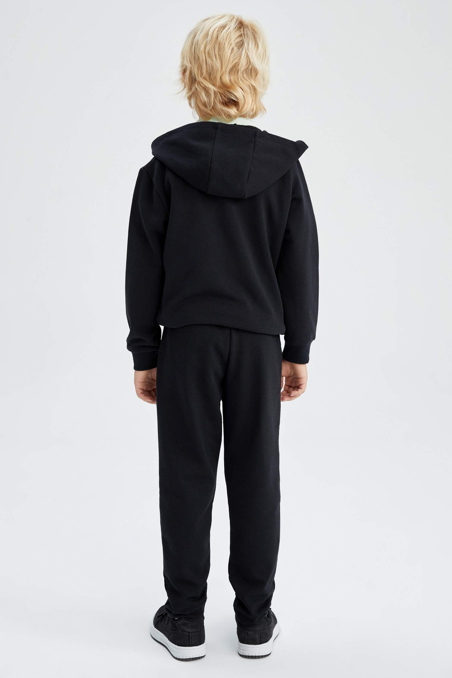 بنطلون رياضي ولادي بقصة عادية