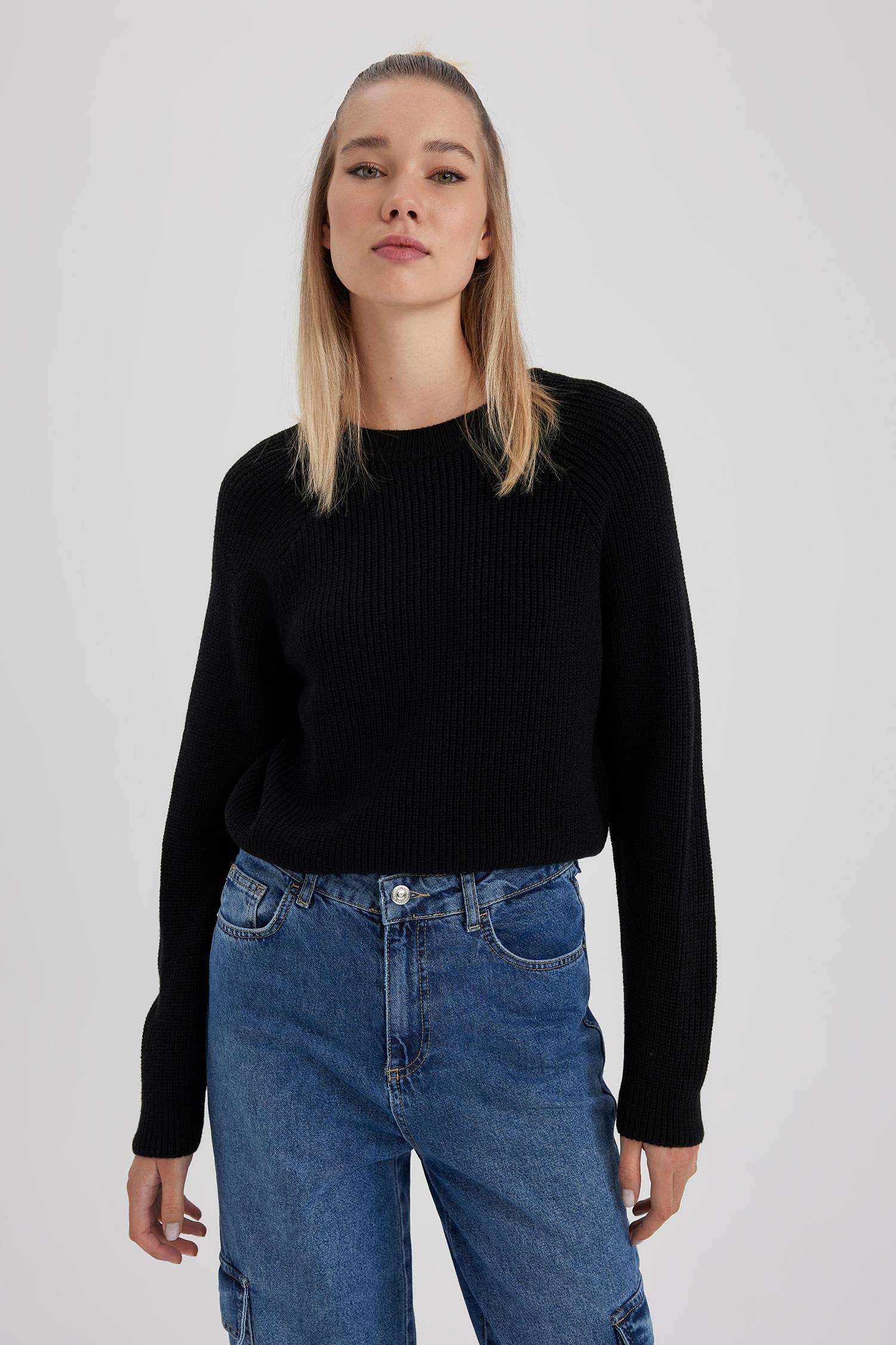 بلوفر تريكو قصة ضيقة بياقة مستديرة