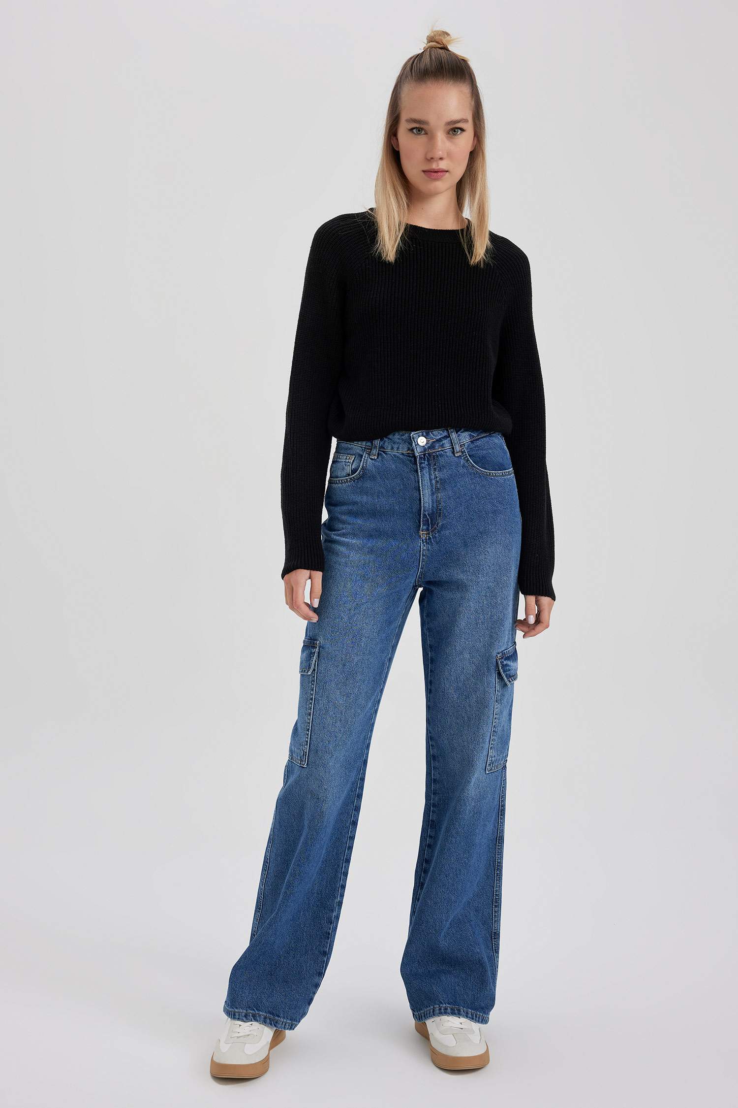 بلوفر تريكو قصة ضيقة بياقة مستديرة