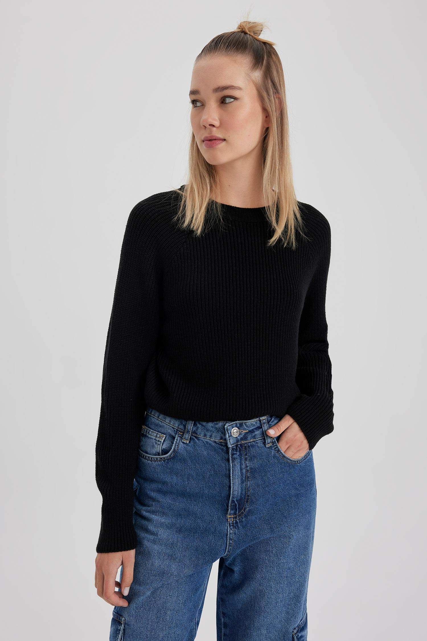 بلوفر تريكو قصة ضيقة بياقة مستديرة